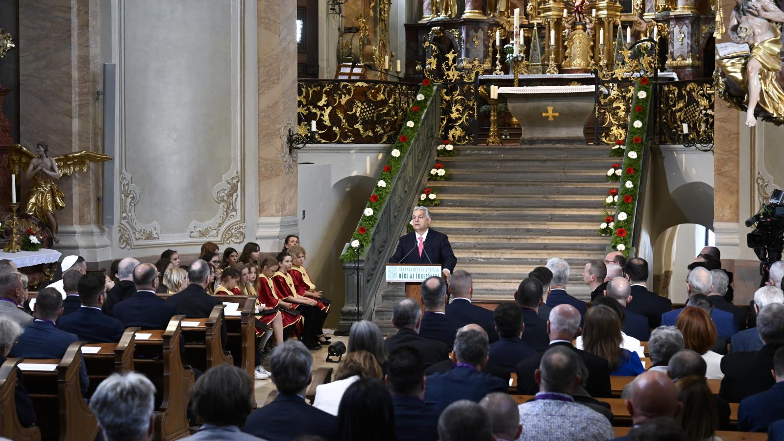 Orbán Viktor miniszterelnök beszédet mond a felújított tihanyi bencés apátság átadásán 2025. május 9-én