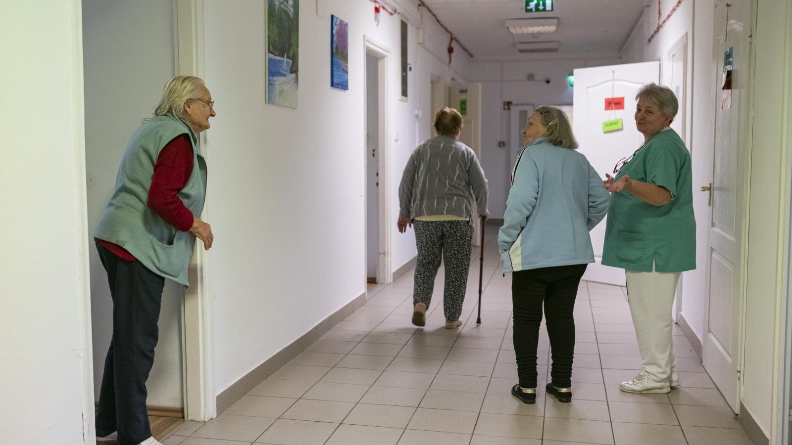 A területen dolgozók kiszolgáltatottak, hiszen az idősek, a fogyatékkal és a gyermekvédelemben élők nem tudnak utcára vonulni