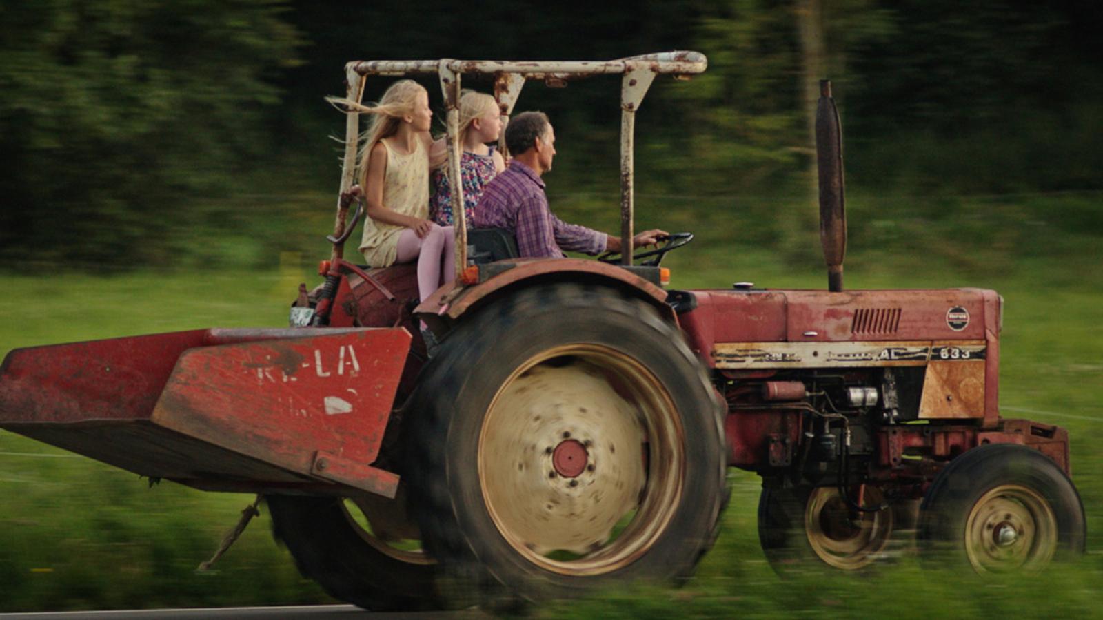 A mezőgazdasági munkát választó lányok világát bemutató Égett tej egyik részlete