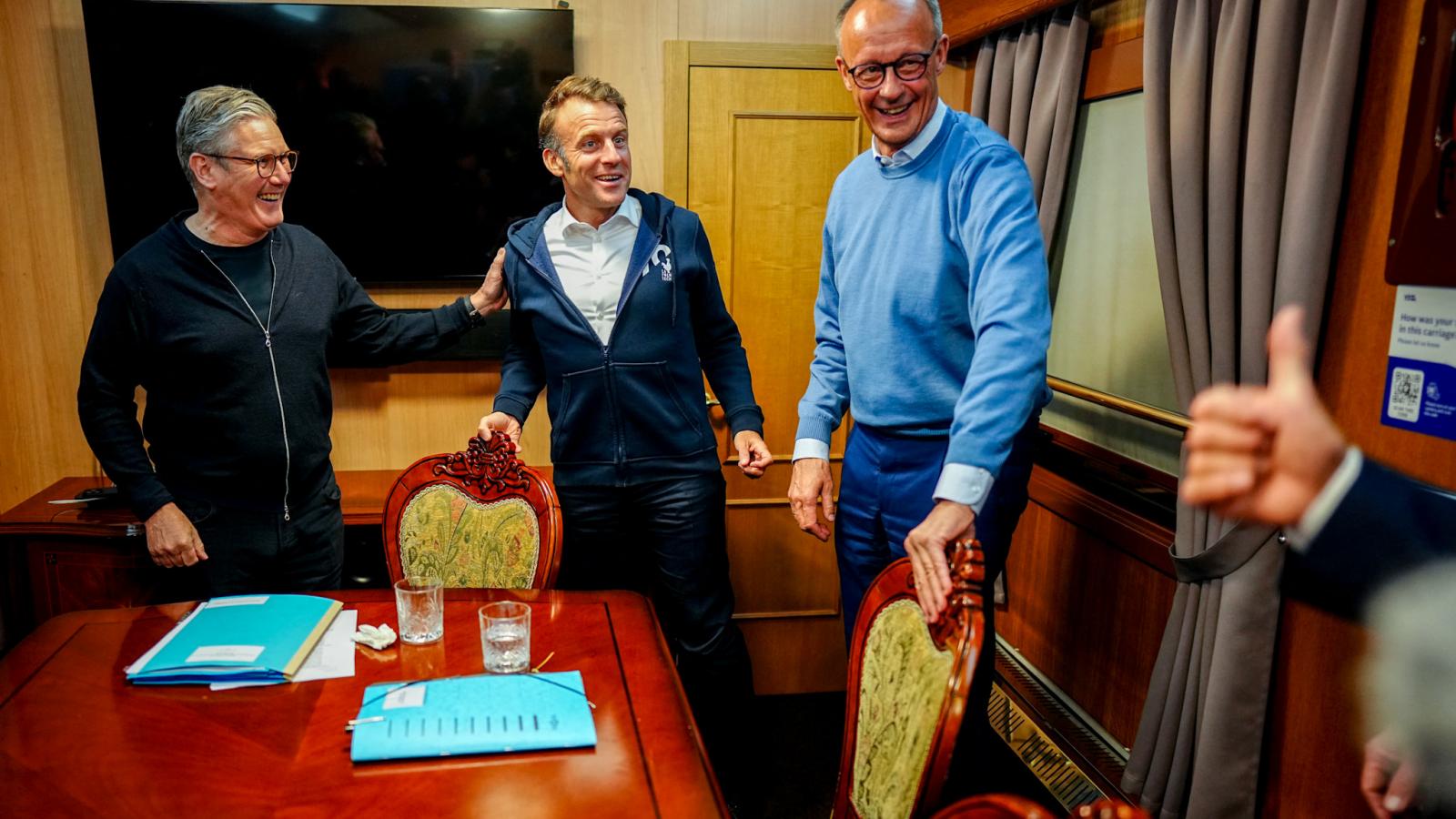 Keir Starmer, Emmanuel Macron, Friedrich Merz és az asztalon lévő zsebkendő