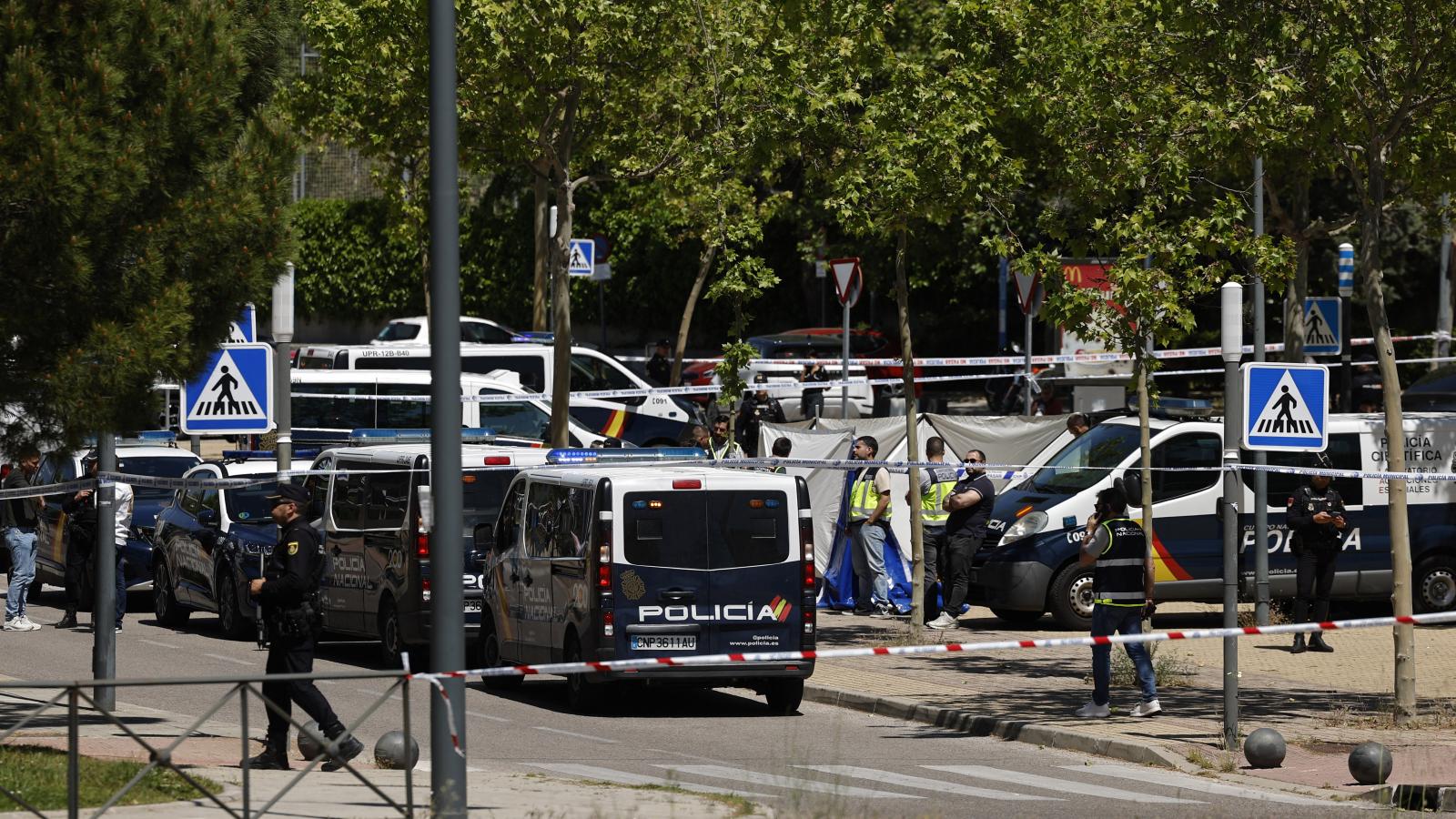 Rendőrök helyszínelnek a Madridhoz közeli Pozuelo de Alarconban, ahol agyonlőtték Andrij Portnov volt ukrán parlamenti képviselőt.