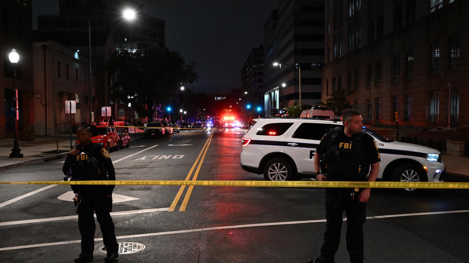 Az FBI munkatársai a washingtoni Zsidó Múzeum előtt 2025. május 21-én