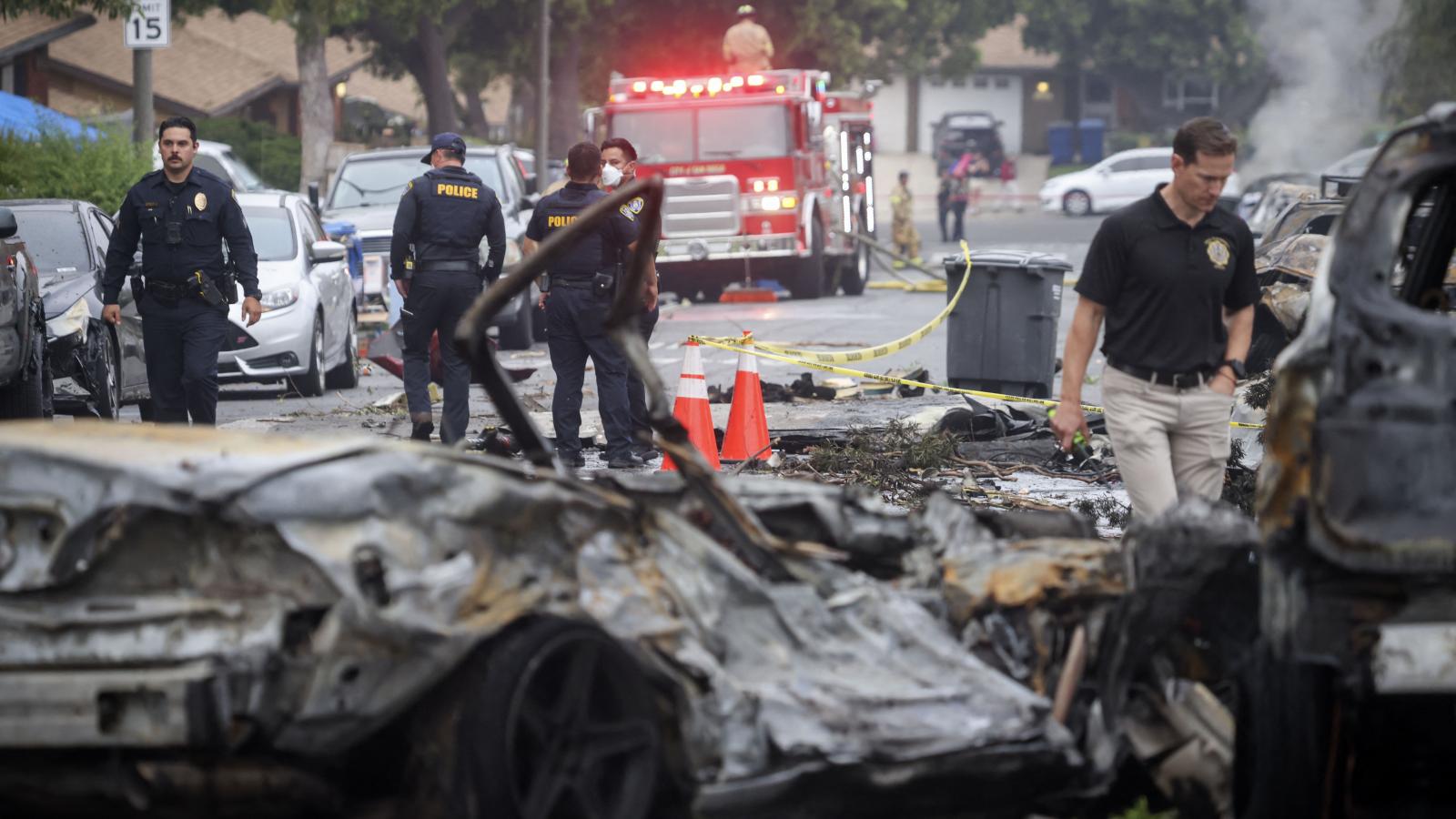 A nyomozók átnézik a helyszínt, ahol egy kisrepülőgép lezuhant a kaliforniai San Diego egyik lakóutcájába 2025. május 22-én