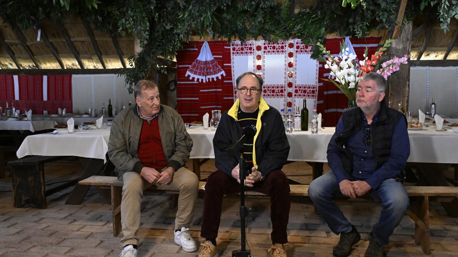 Zsuráfszky Zoltán vezető koreográfus, Káel Csaba rendező és Lajos Tamás producer, vezető operatőr a Magyar menyegző forgatásának sajtónapján