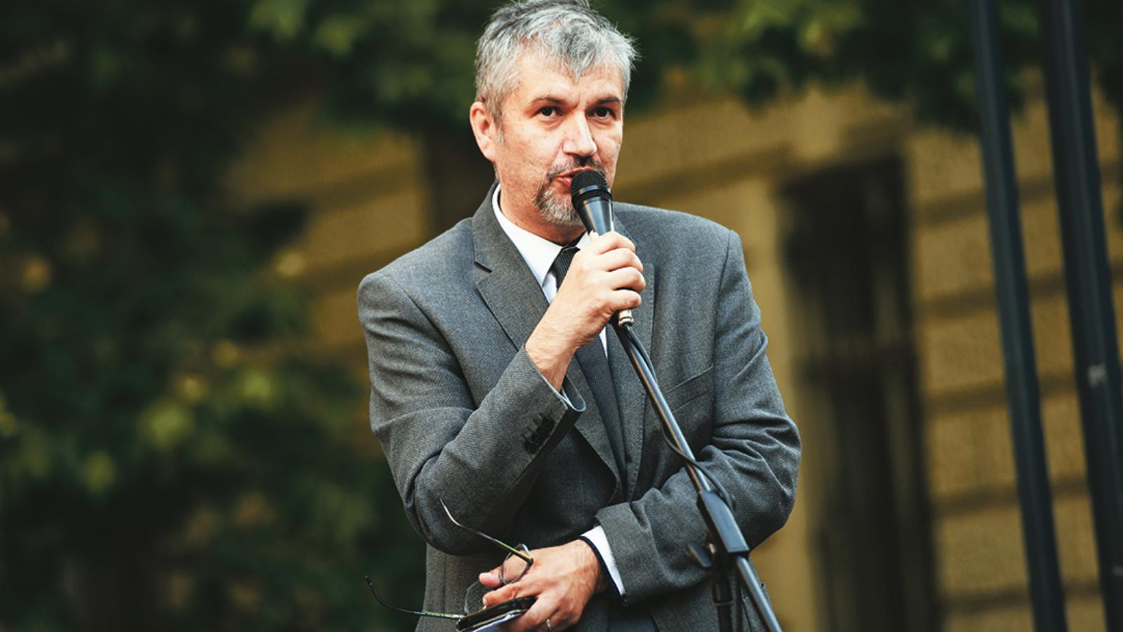 Hadházy Ákos a gyülekezési törvény módosítása és az átláthatósági törvény elfogadása elleni tüntetésen május 27-én 