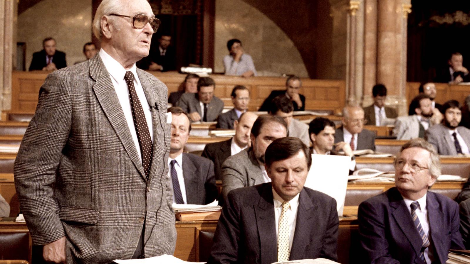 Király Bélát Németh Miklós hallgatja, Szűrös Mátyás nézi a Parlament 1990-1994-es ciklusában