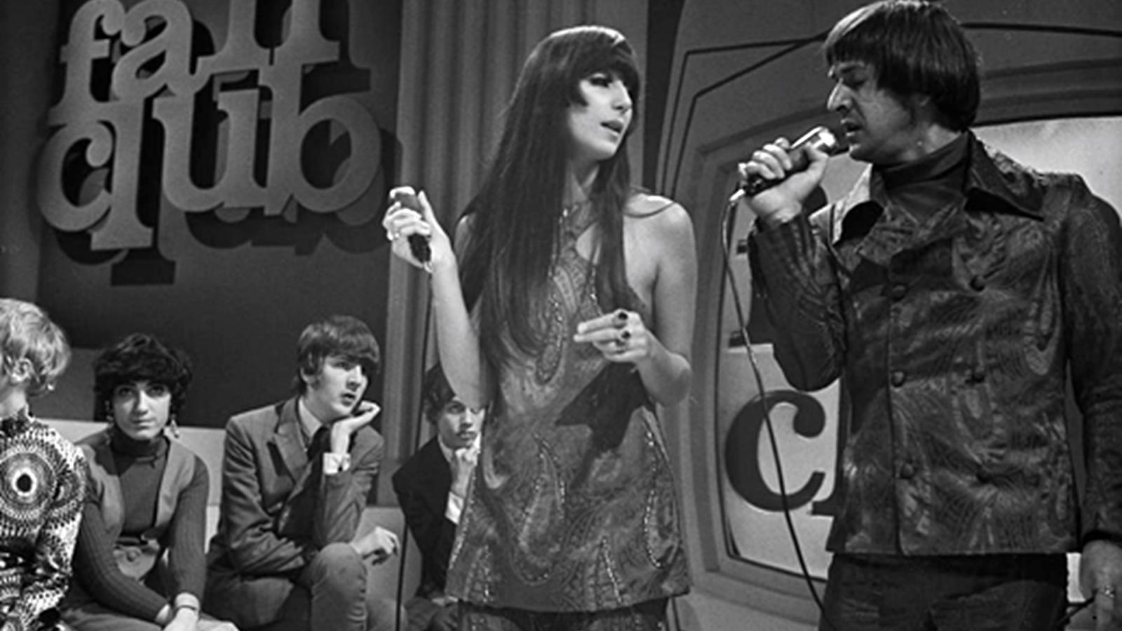 A Sonny & Cher
duó 1967-ben,
sikereik csúcsán.
Akadt olyan
pillanat, hogy
egyszerre öt számuk
sorakozott
a slágerlistákon
a legjobb tíz között
világszerte