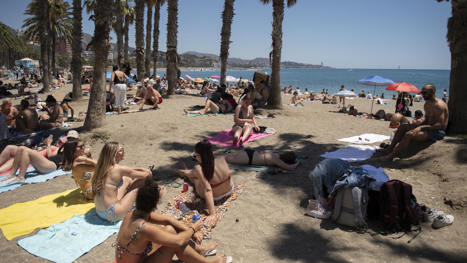 Most olcsóbban eljuthatnak a szerencsések a mediterrán nyaralóhelyekre, mint a Balatonra, de a kép csalóka