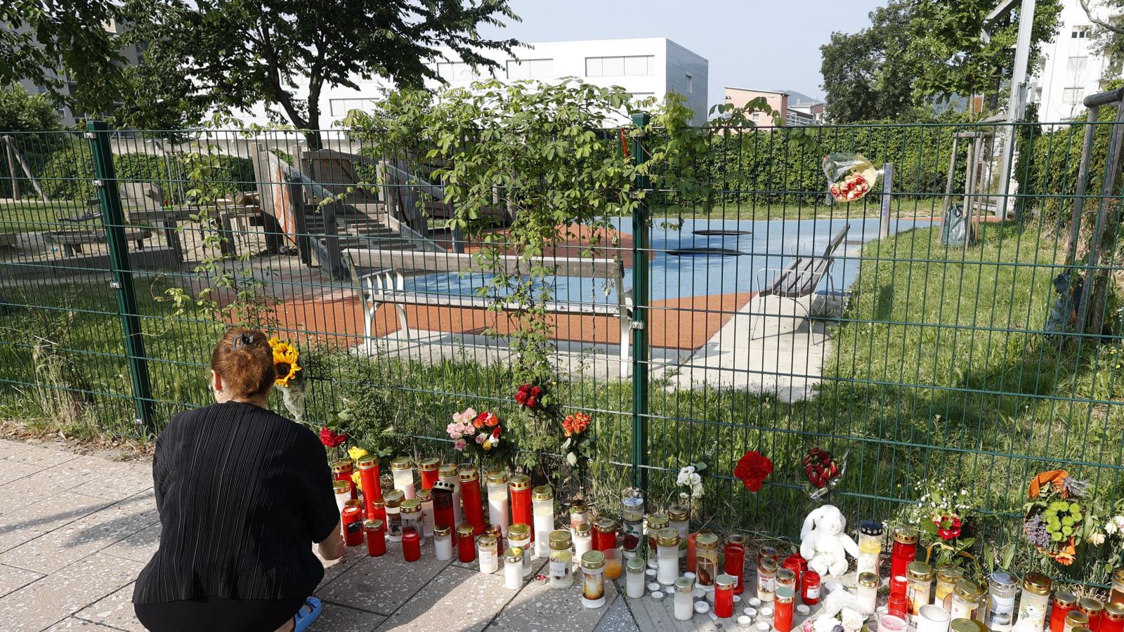 Egy megemlékező mécsest helyez el a Grazi iskola kerítésénél 2025. június 11-én