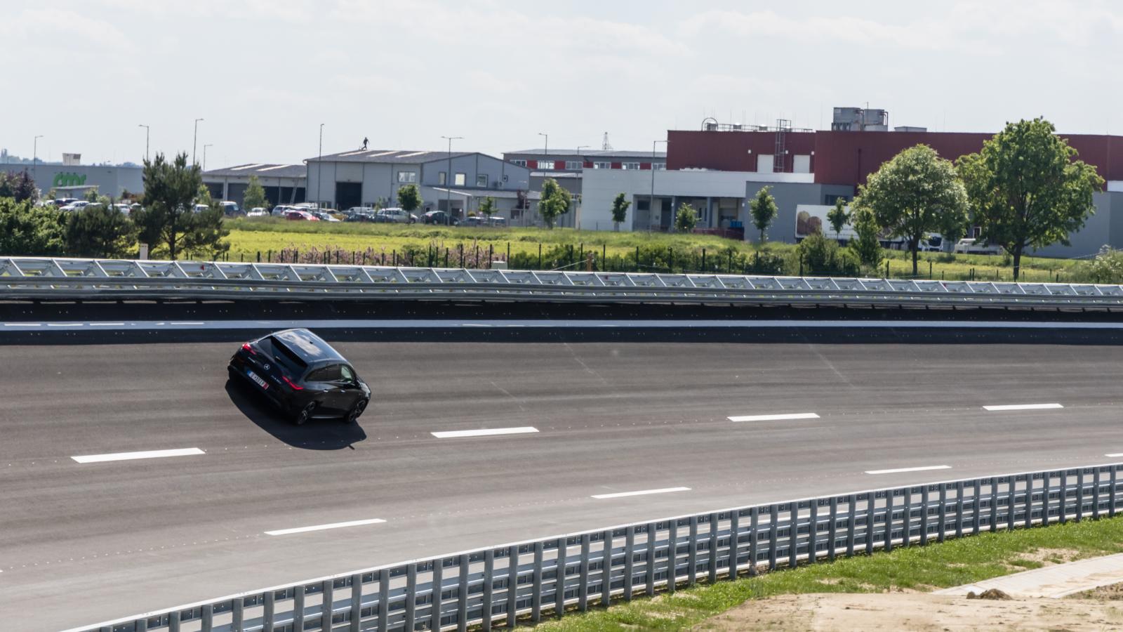 A ZalaZONE Járműipari Tesztpálya újonnan elkészült pályaeleme az átadás napján Zalaegerszegen 2025. május 14-én