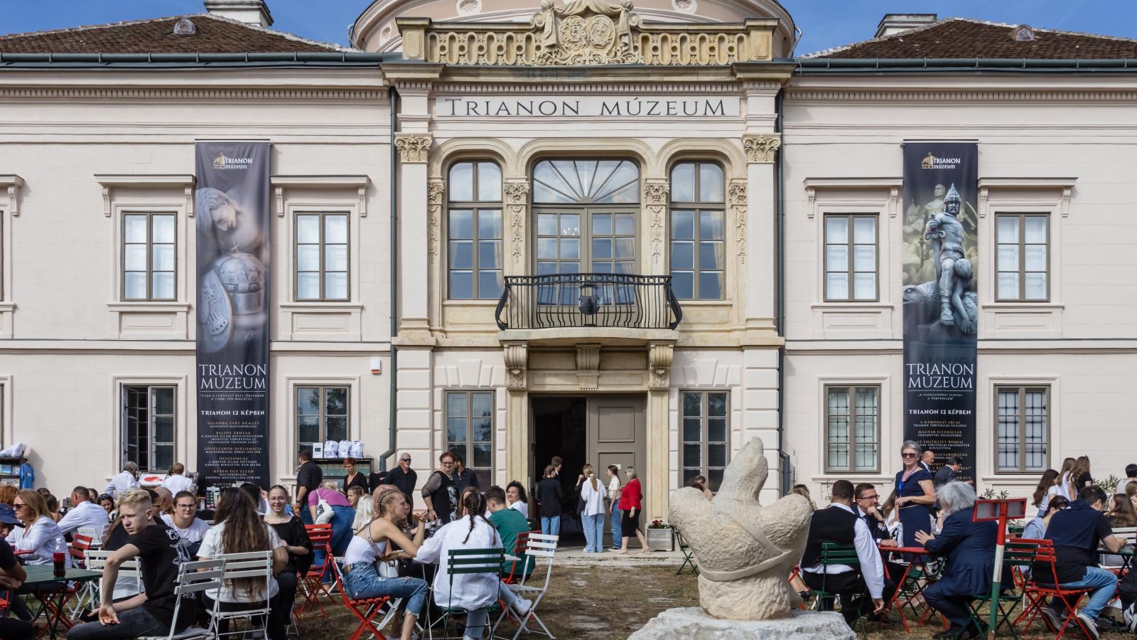 A felújított Trianon Múzeum épülete az újranyitási ünnepség napján Várpalotán 2023. szeptember 22-én 