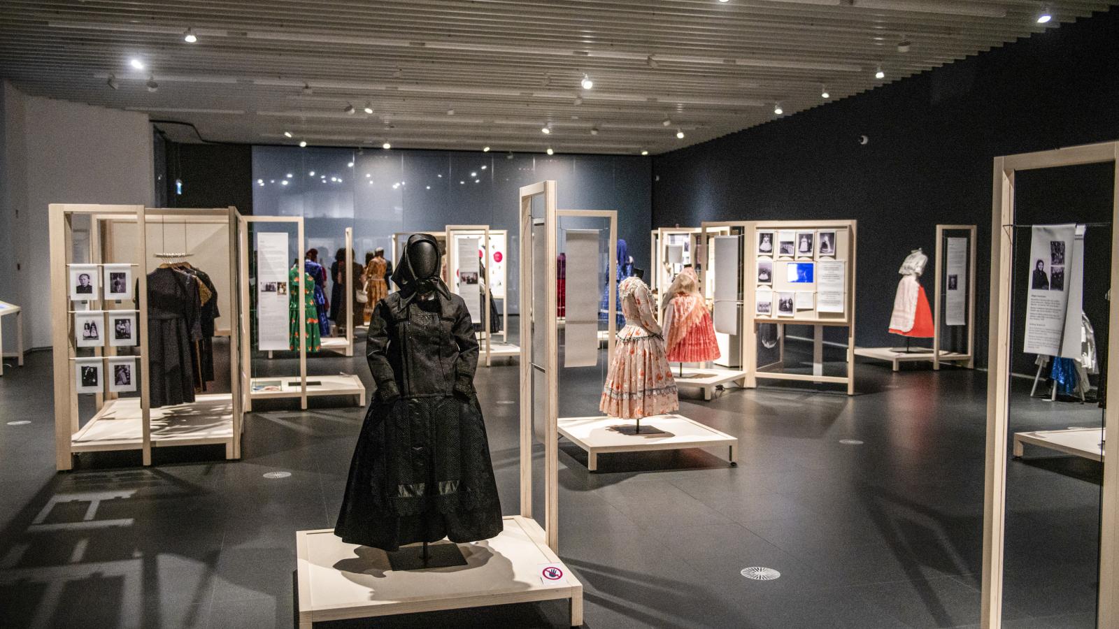 A kiállítás szakít a vitrinek üvege mögé zárt hagyományos objektumokkal: itt minden ruha névhez, archoz, sorshoz kötődik