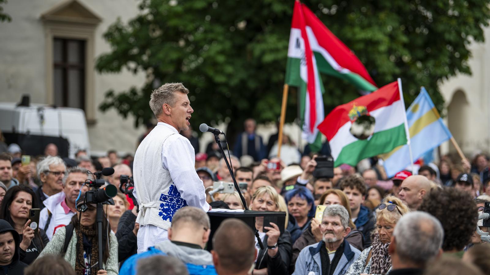 Magyar Péter Nagyváradon kisebb tömeg előtt beszélt, amelyben ellentüntetők is felbukkantak