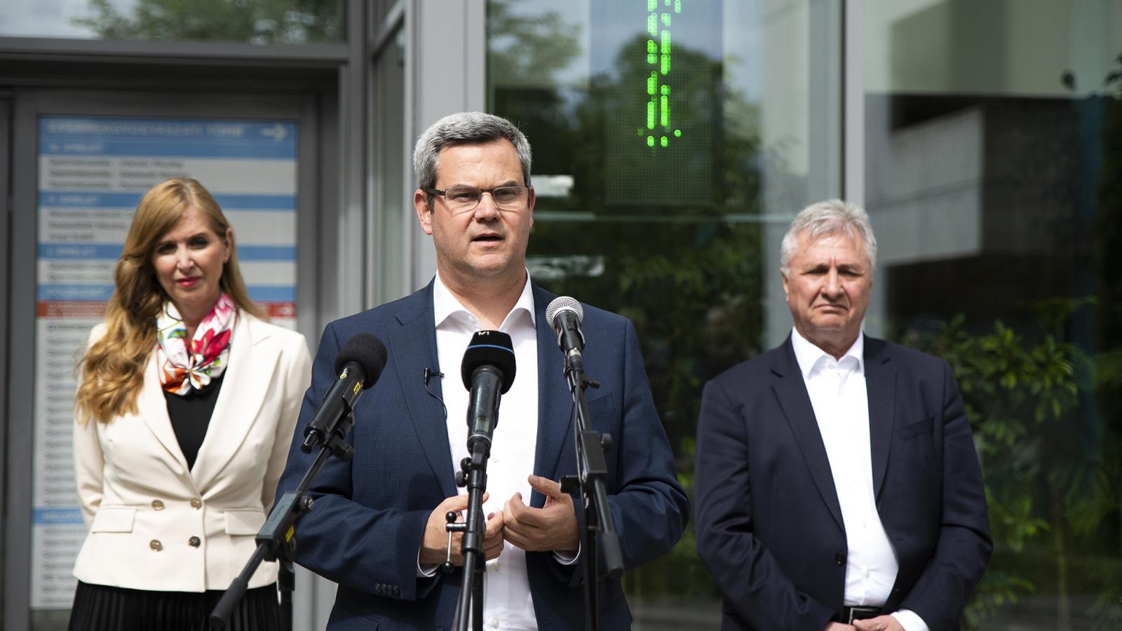Takács Péter a mikrofonoknál. Az egészségügyért felelős államtitkár nem tagadta: a kormányzat számára is okoznak gondot a betöltetlen háziorvosi körzetek
