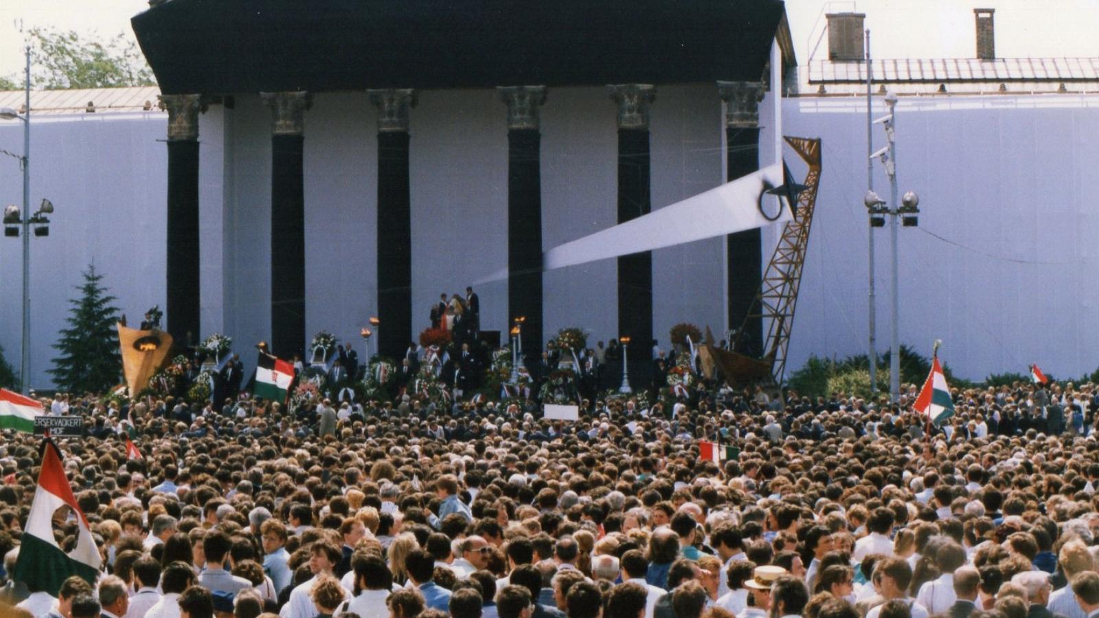 Hősök tere 1989. június 16-án, az 56-os hősök újratemetésekor.