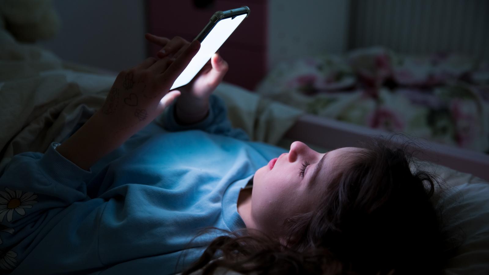 A nyugodt alváshoz egy órával lefekvés előtt be kell fejezni a telefonozást vagy számítógépezést