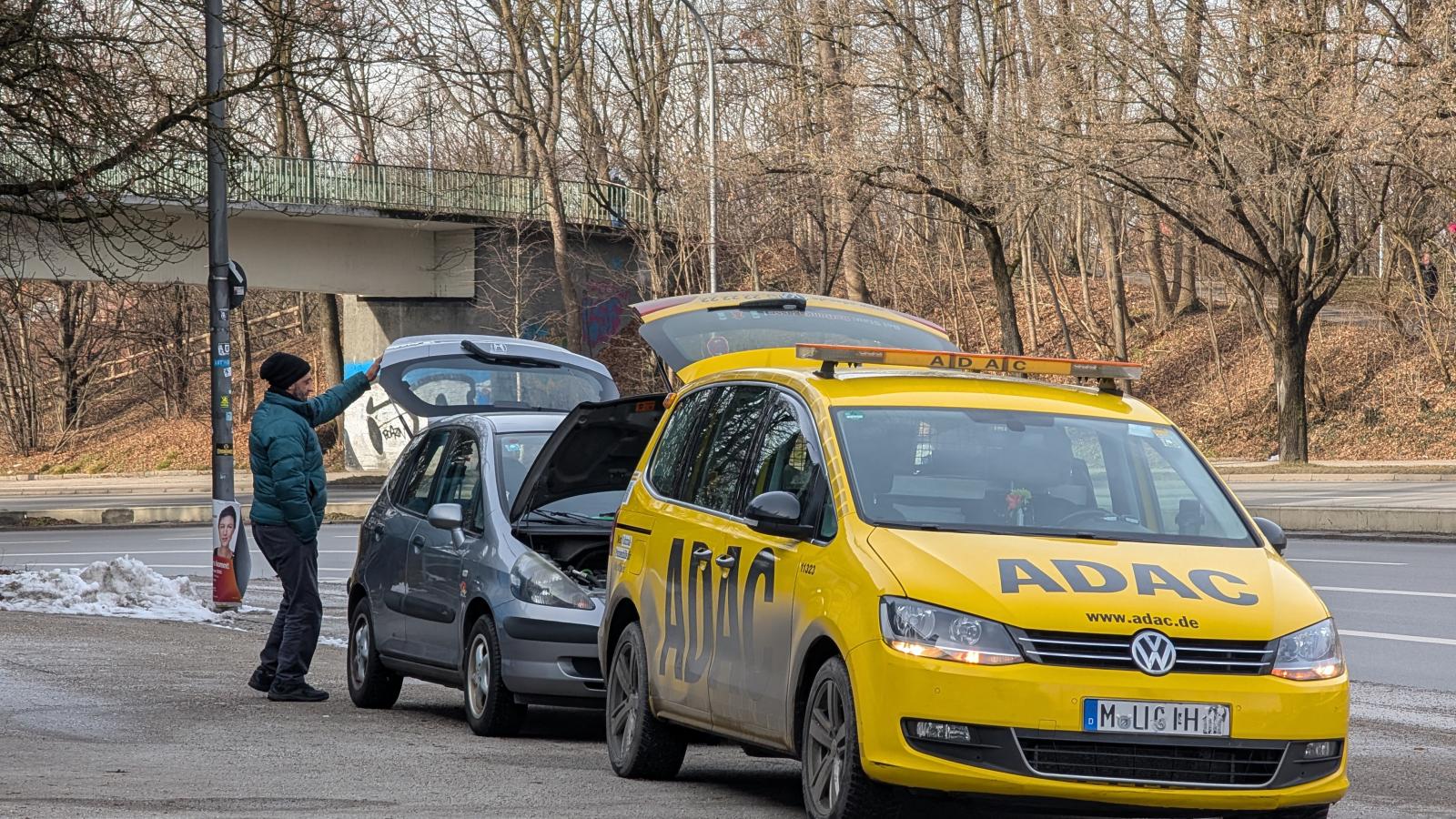 Lerobbant német autósnak segít a helyi autóklub