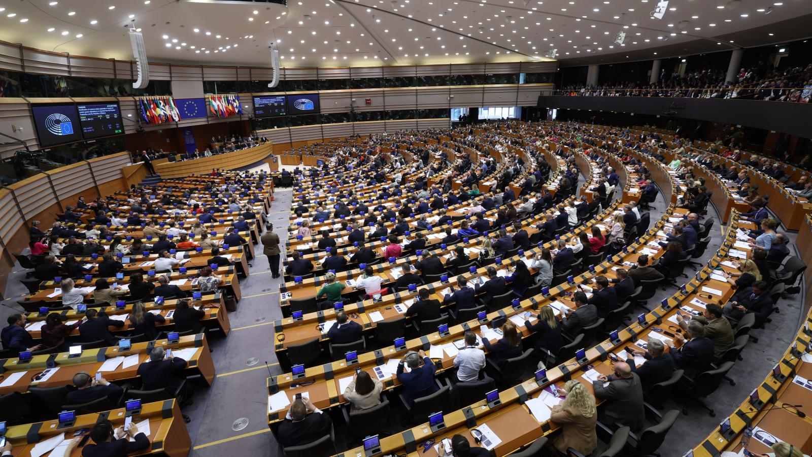 Képviselők az Európai Parlament plenáris ülésén Brüsszelben 2025. május 22-én