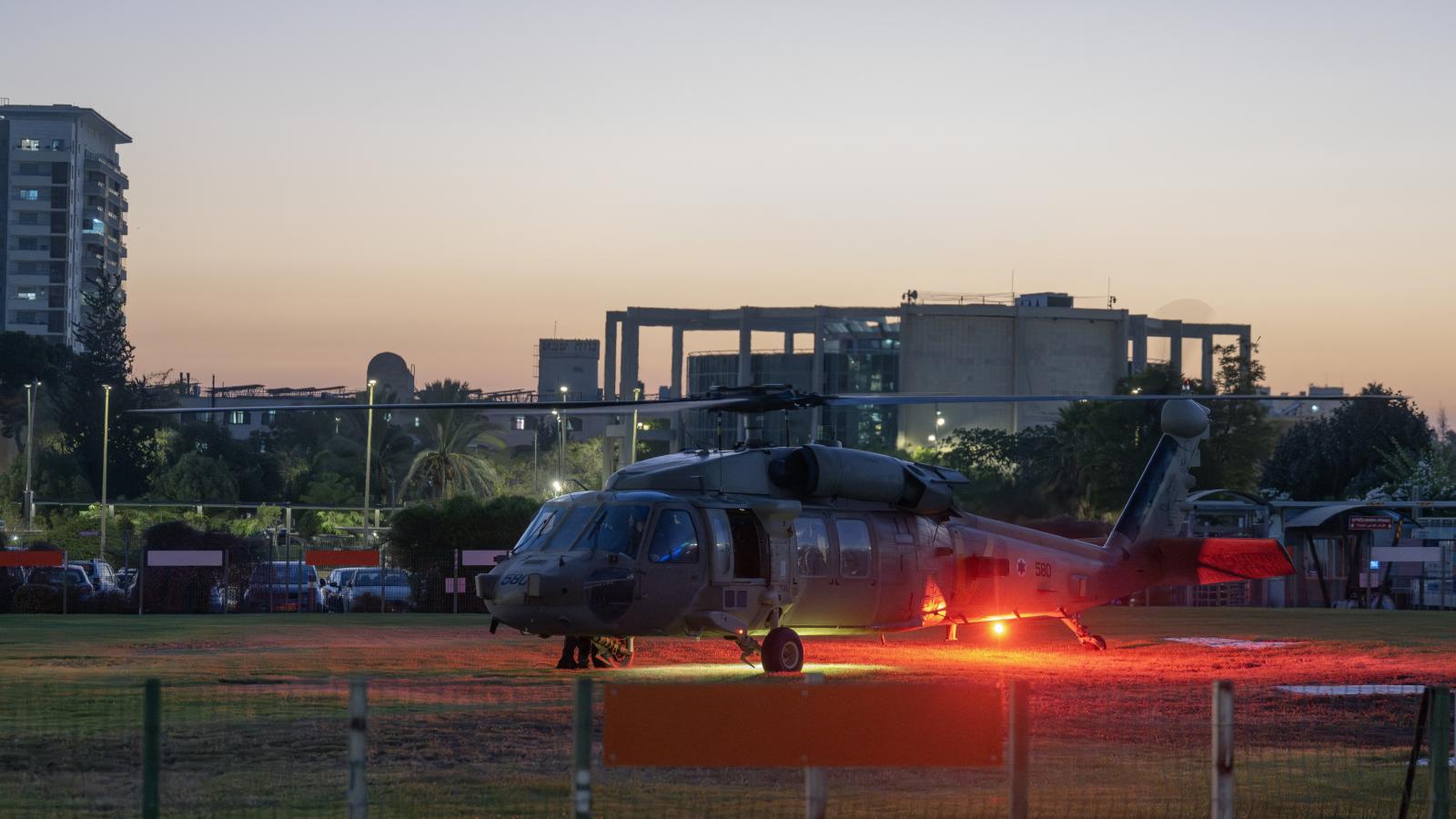 Képünk illusztráció, katonai helikopter 2024. augusztus 27-én a beér-sevai kórház területén