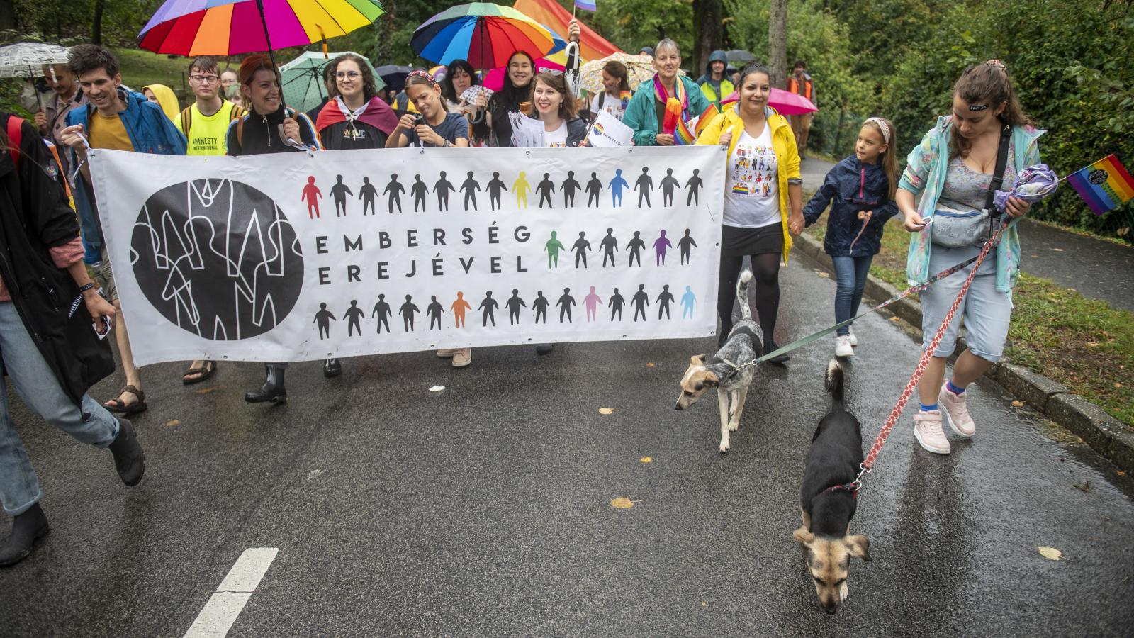 Felvonulók a Pécs Pride-on 2023. szeptember 23-án