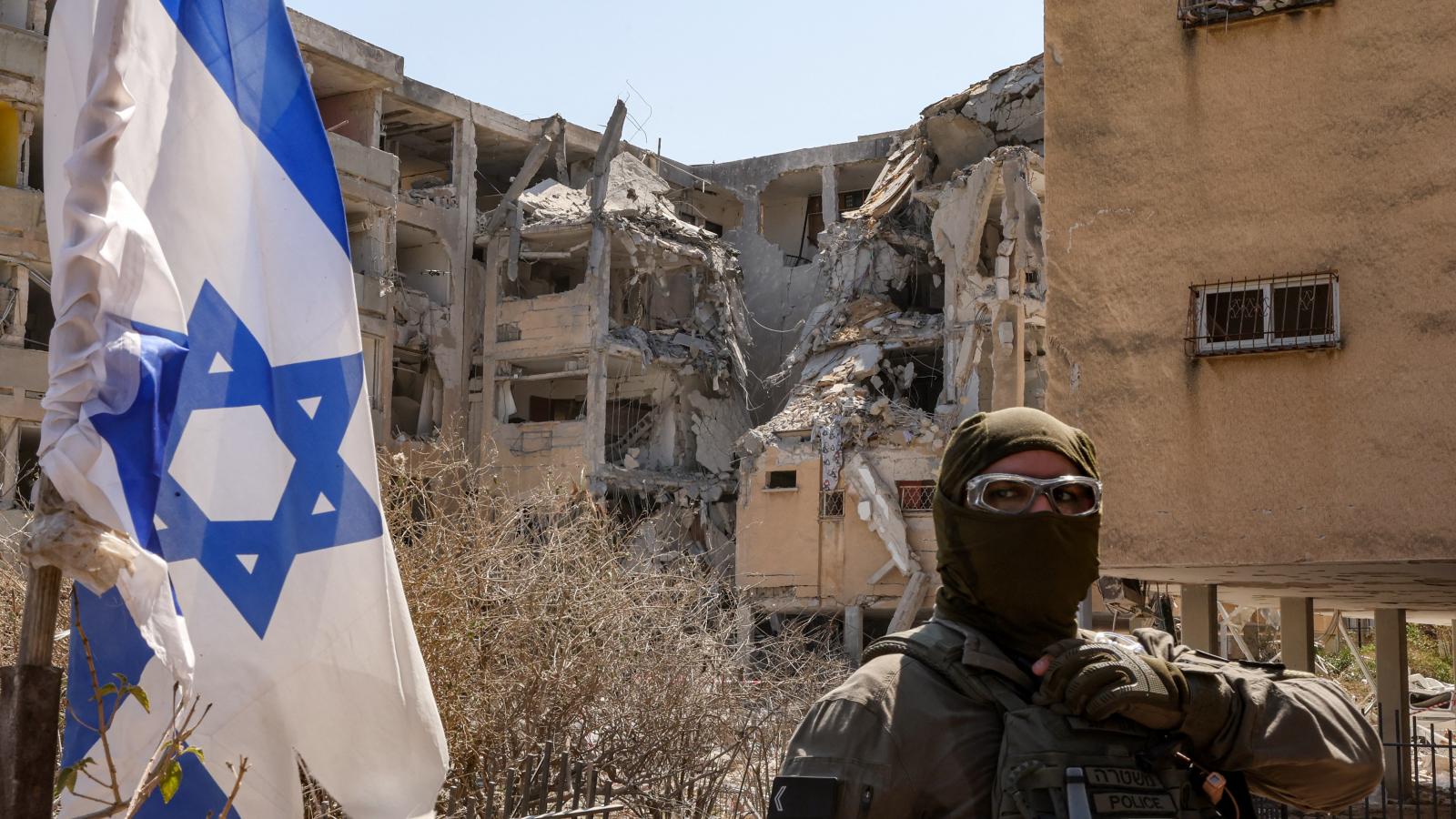 Iráni rakéta által megrongált épület Holonban június 19-én