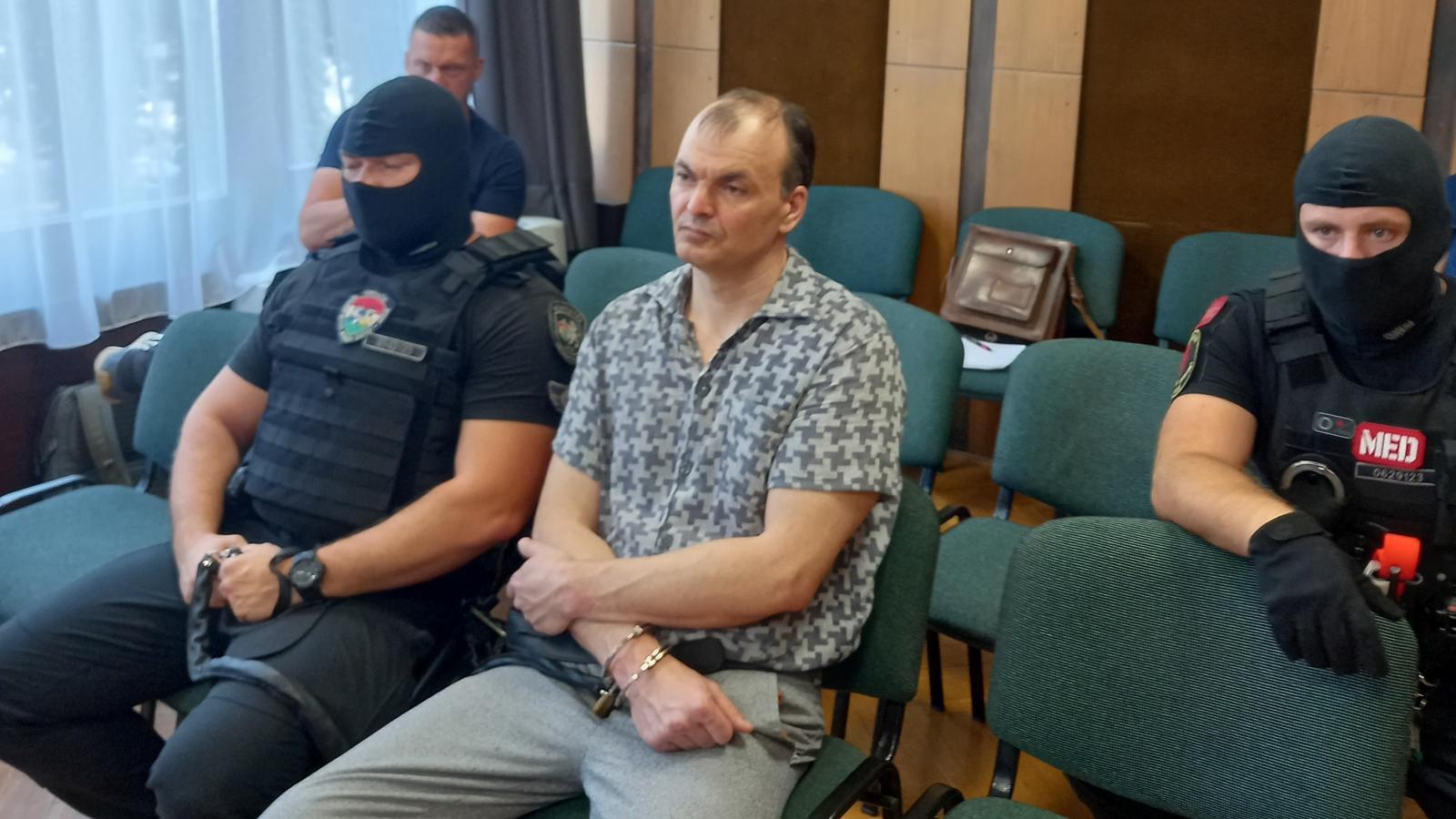 B. Arnold csütörtökön a bíróság előtt