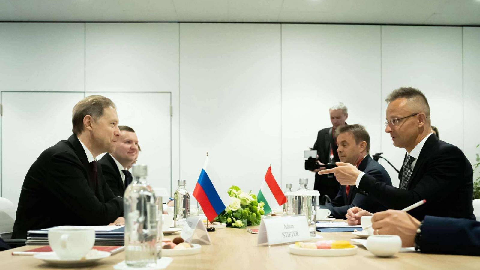 Gyenyisz Manturov, az orosz miniszterelnök első helyettese és Szijjártó Péter június 19-én Szentpéterváron 