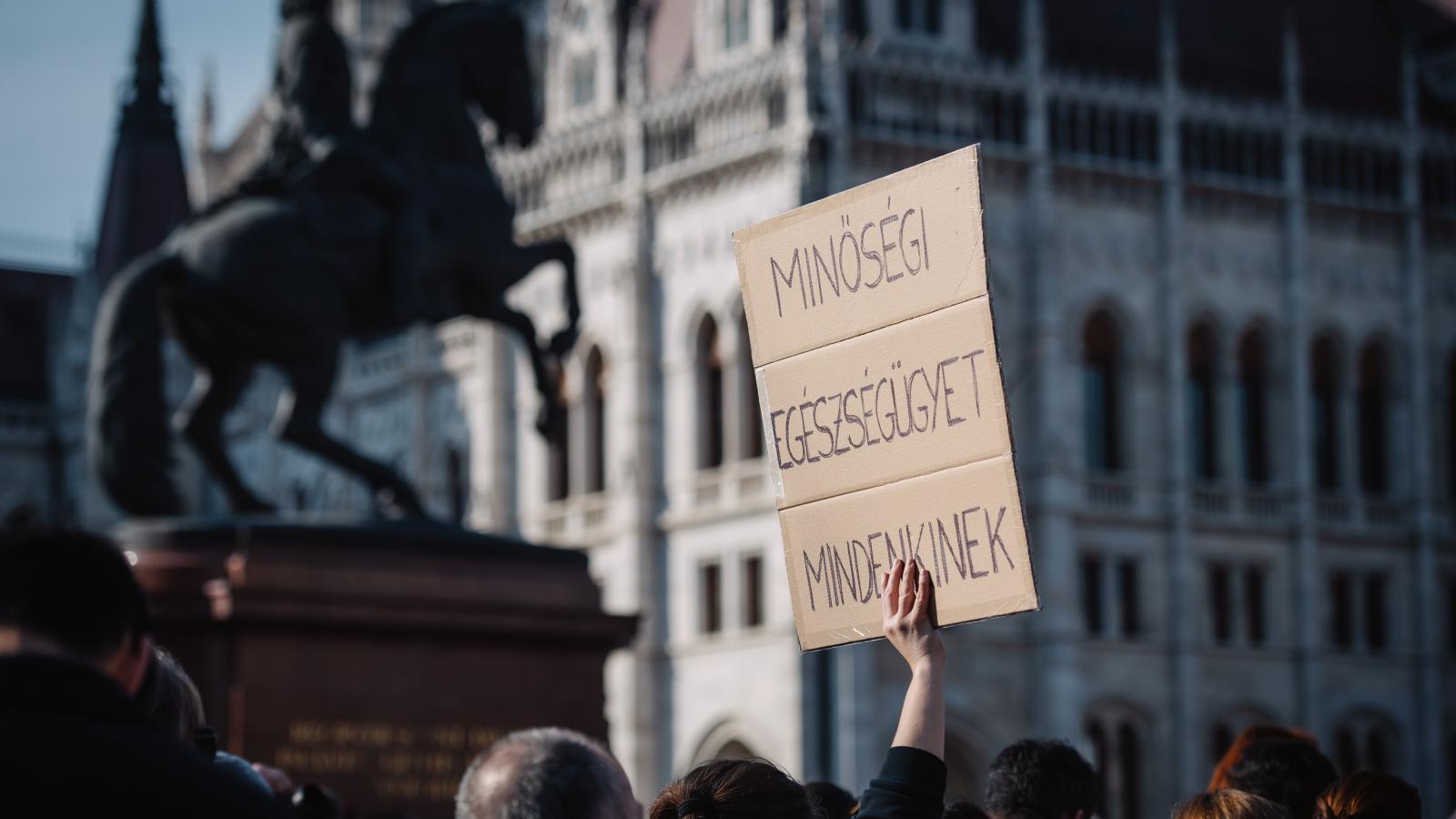 Tüntető a Magyar Orvosi Kamara által szervezett demonstráció március 8-án a Kossuth téren 