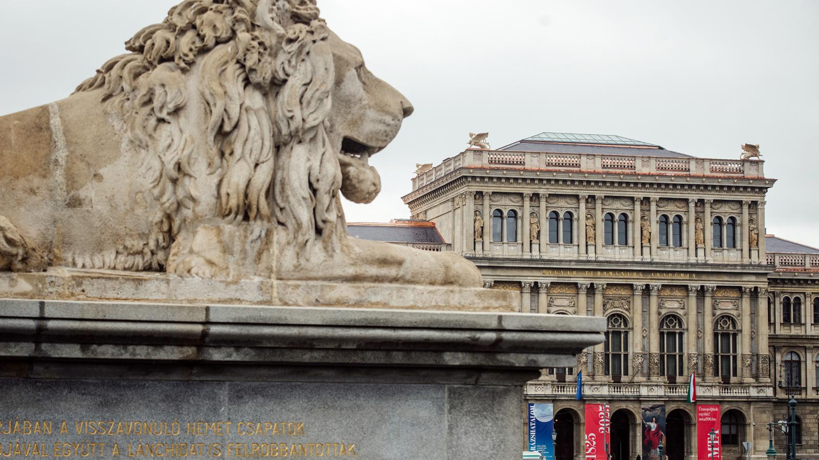 A Magyar
Tudományos
Akadémia
idén 160 éves
székháza. Ezt
az épületet még
nem, de az MTAról
leválasztott
kutatóhálózat
ingatlanait már
megszerezte a
regnáló kormány