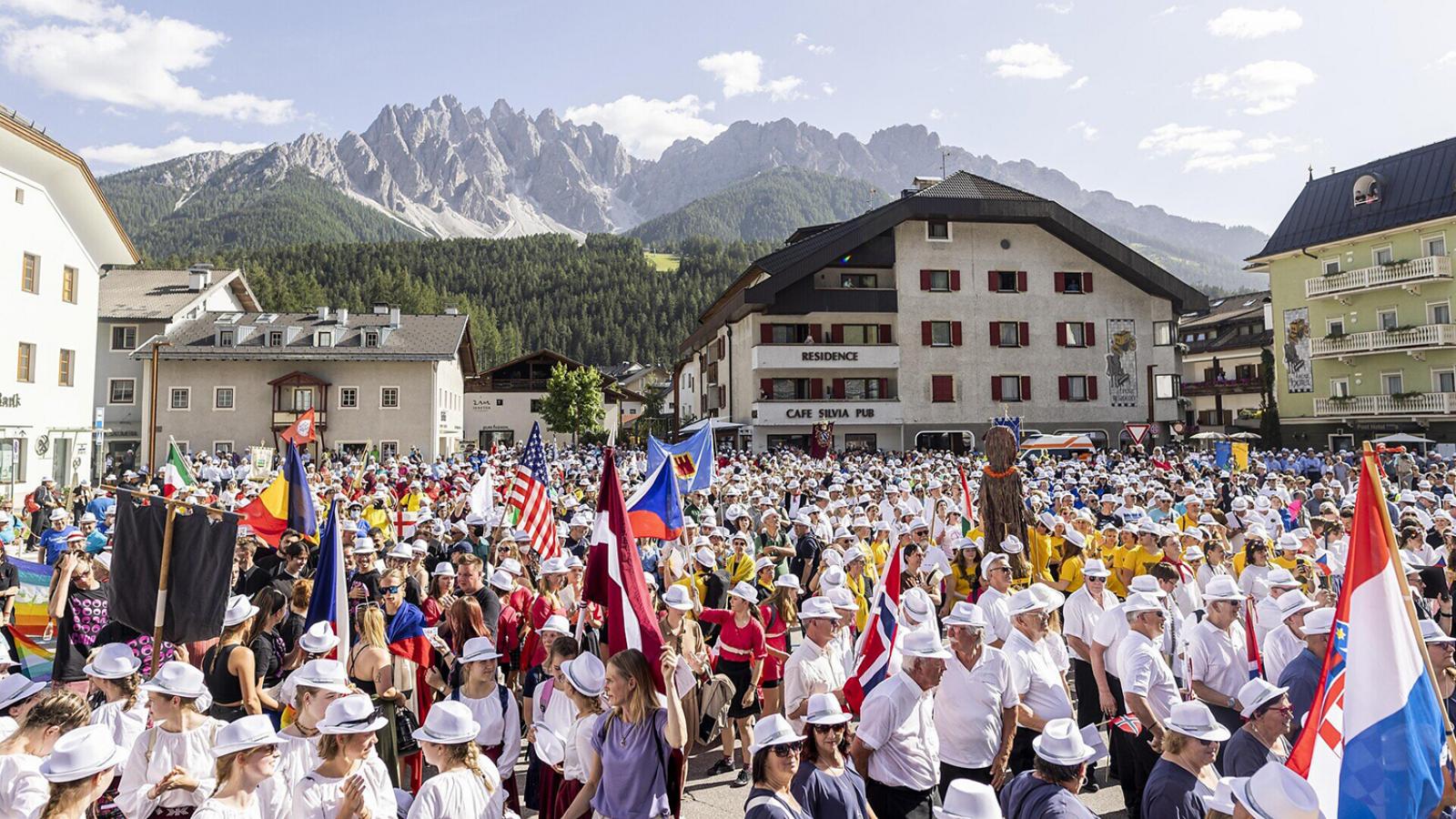 Kórusfesztivál
a dél-tiroli San
Candidóban.
Mindenféle
nációk boldogan
kavarognak a főtéren,
azt érzed,
ilyennek kéne
lennie a világnak:
vidámnak,
barátságosnak
és boldognak