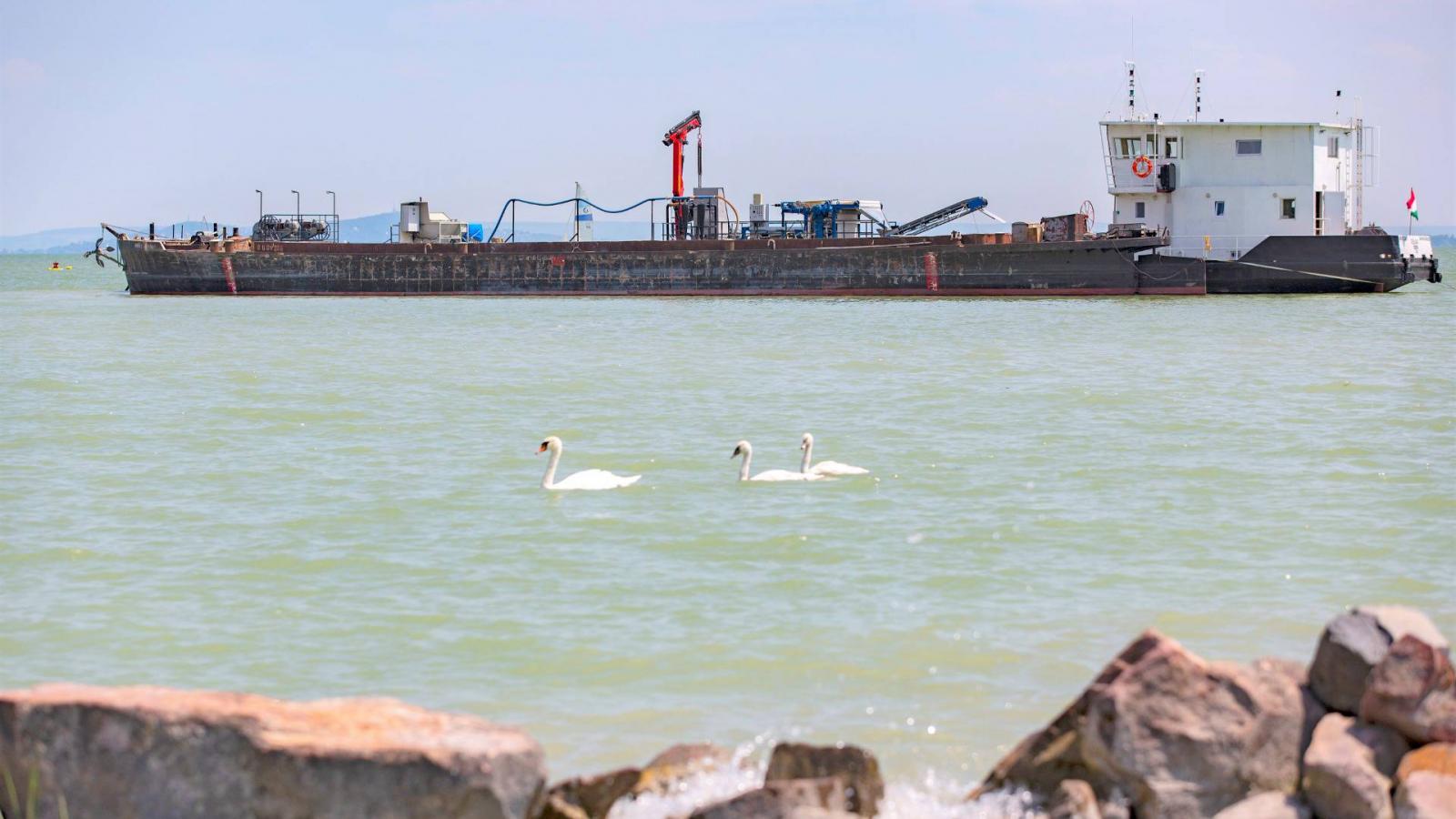 Képünk illusztráció, kotróhajó 2020 júliusában a balatongyöröki partoknál
