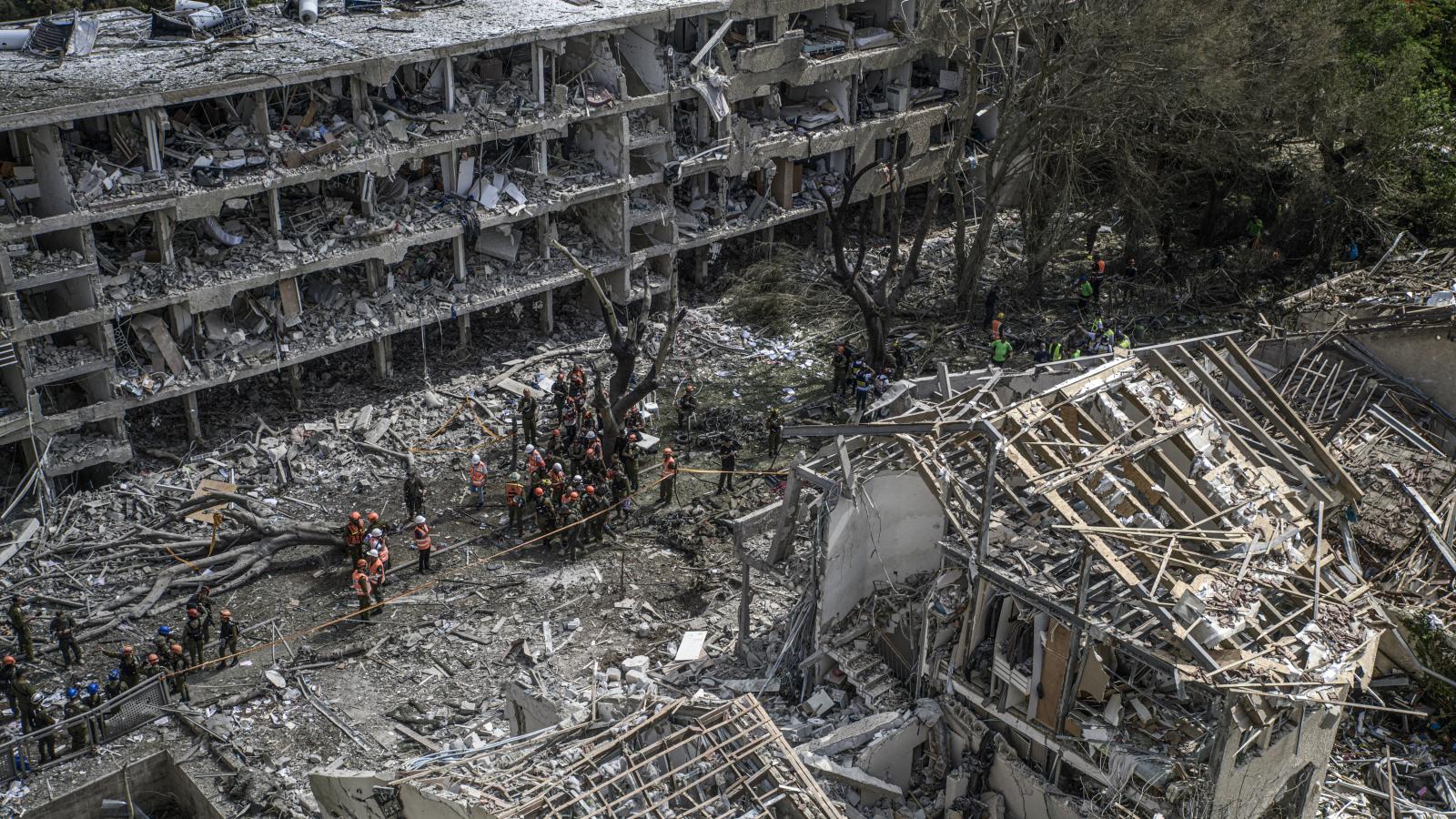 Épületek pusztultak el Irán rakétatámadásának következtében Tel-Avivban, Izraelben, 2025. június 22-én