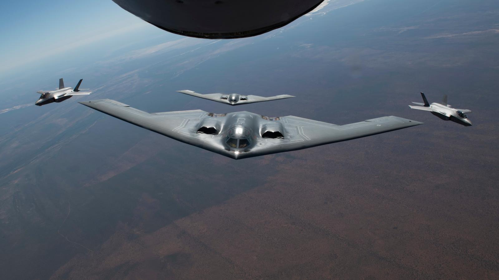 B-2-es bombázókat küldött Washington az atomlétesítmények ellen