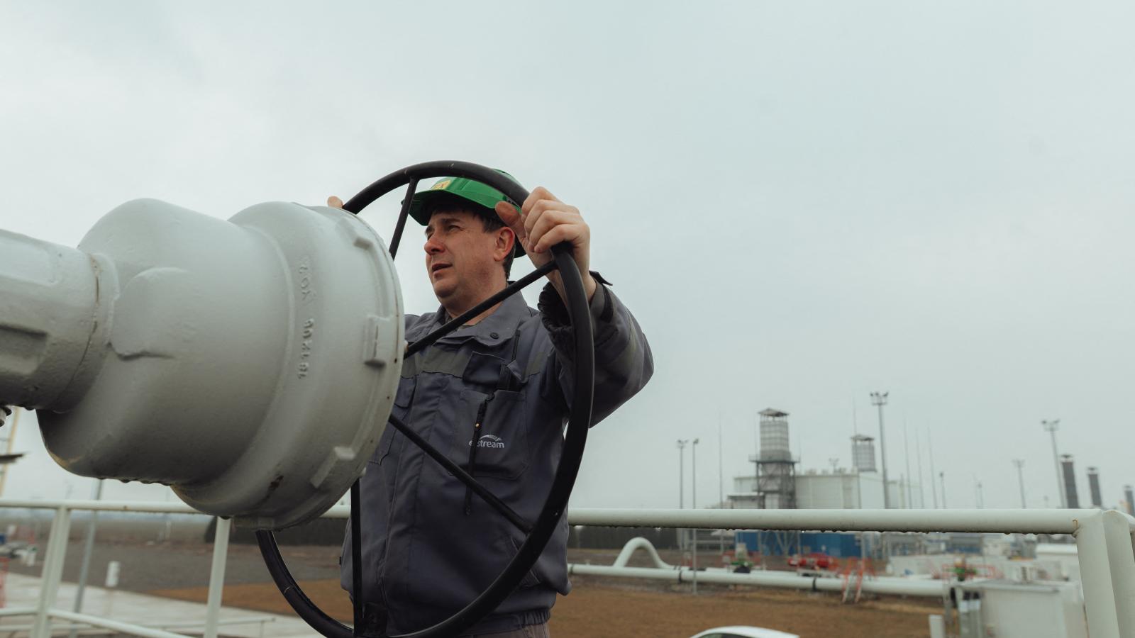 Egy munkás napi feladatokat végez egy gázlétesítményben 2025. február 28-án, a szlovákiai Velké Kapušánban.