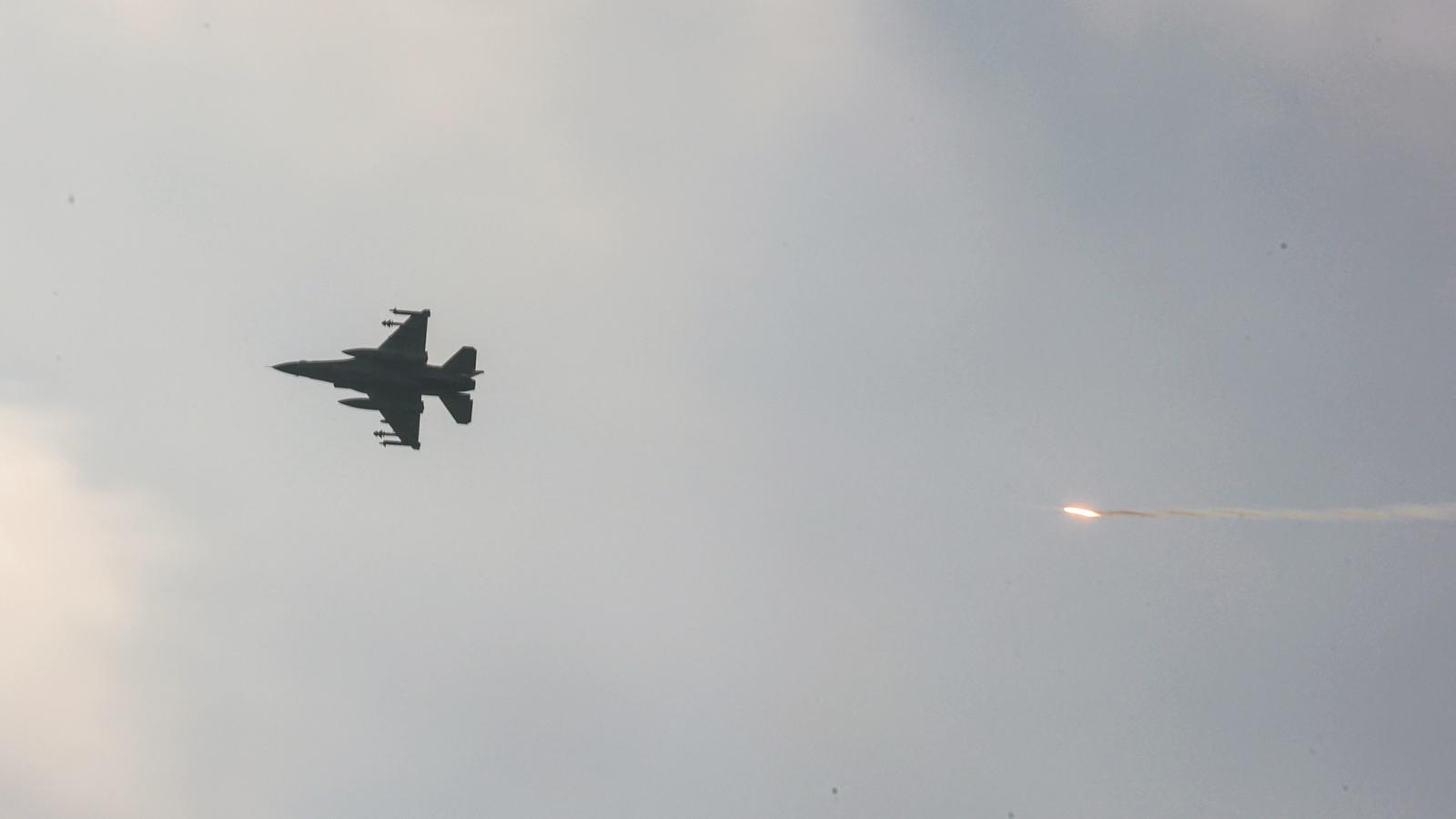 Egy izraeli vadászgép a Gázai övezet felett 2025. június 22-én