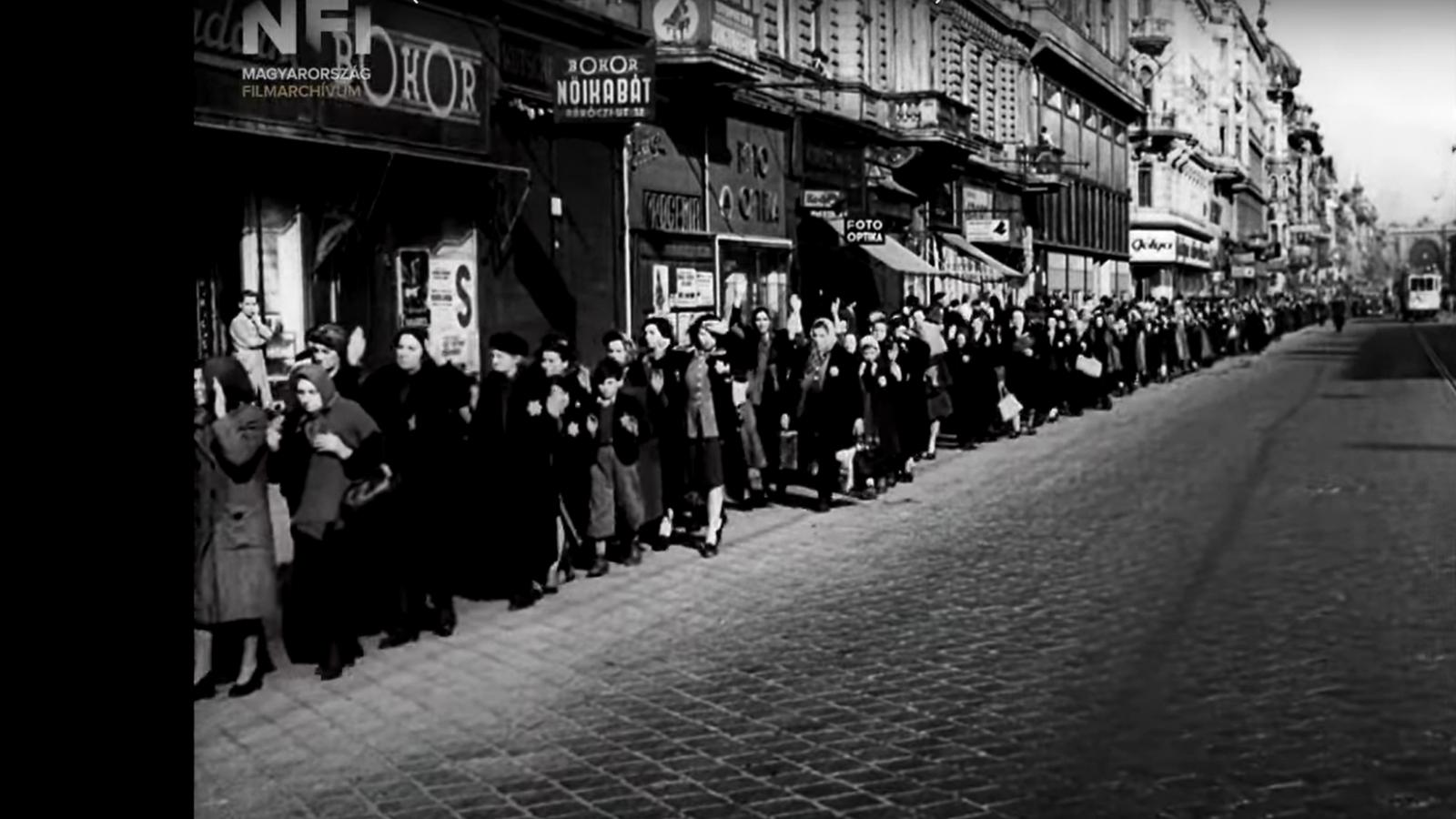 1944. október 17-én nyilasok magyar zsidó polgárok ezreit meneteltették végig feltartott kézzel Budapest utcáin.