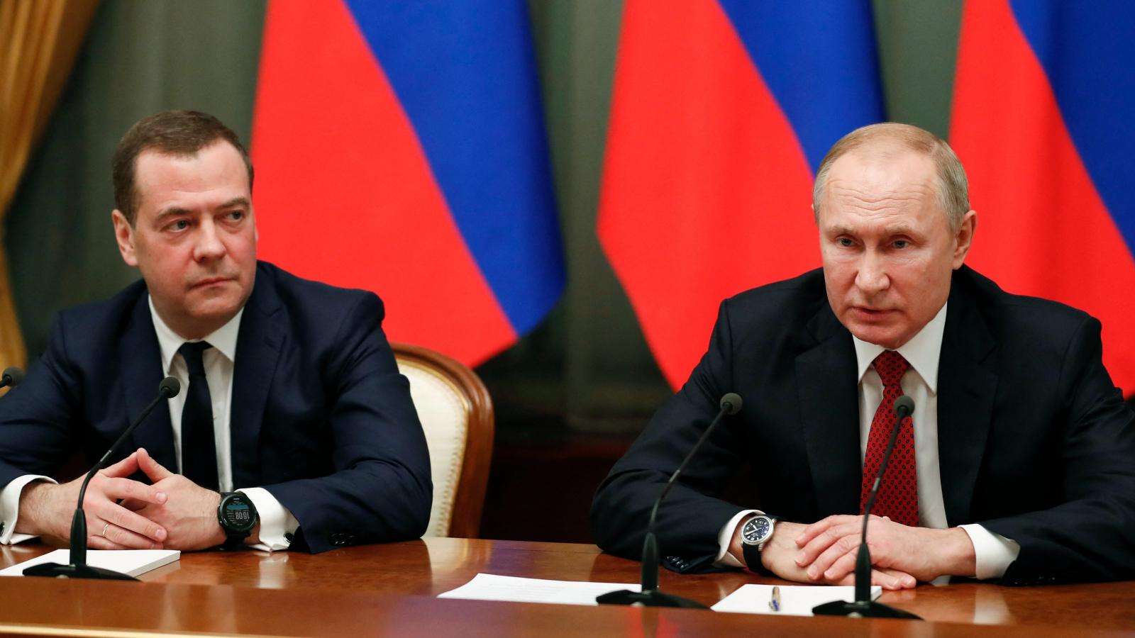 Medvegyevnek és Putyinnak egy a hangja?