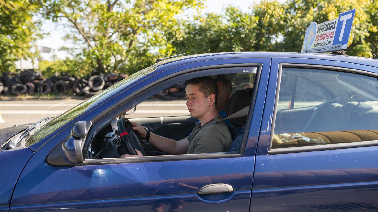 A diákok közül vannak, akik megunják a várakozást és inkább elmennek különböző autósiskolákhoz, hogy rajtuk keresztül vizsgázzanak