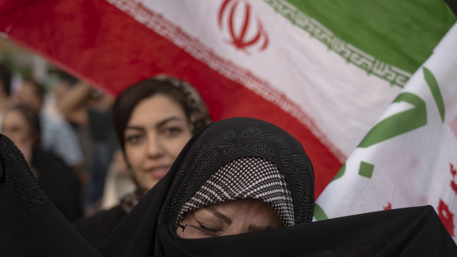 A tűzszünetet ünneplő menet tagjai Teheránban június 24-én