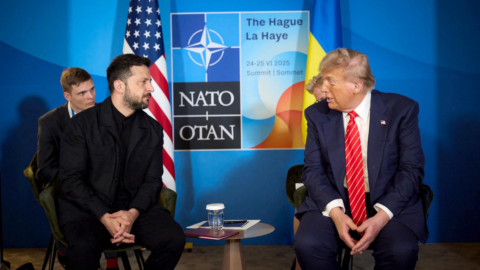 Volodimir Zelenszkij ukrán és Donald Trump amerikai elnök a hágai NATO-csúcstalálkozón 2025. június 25-én.