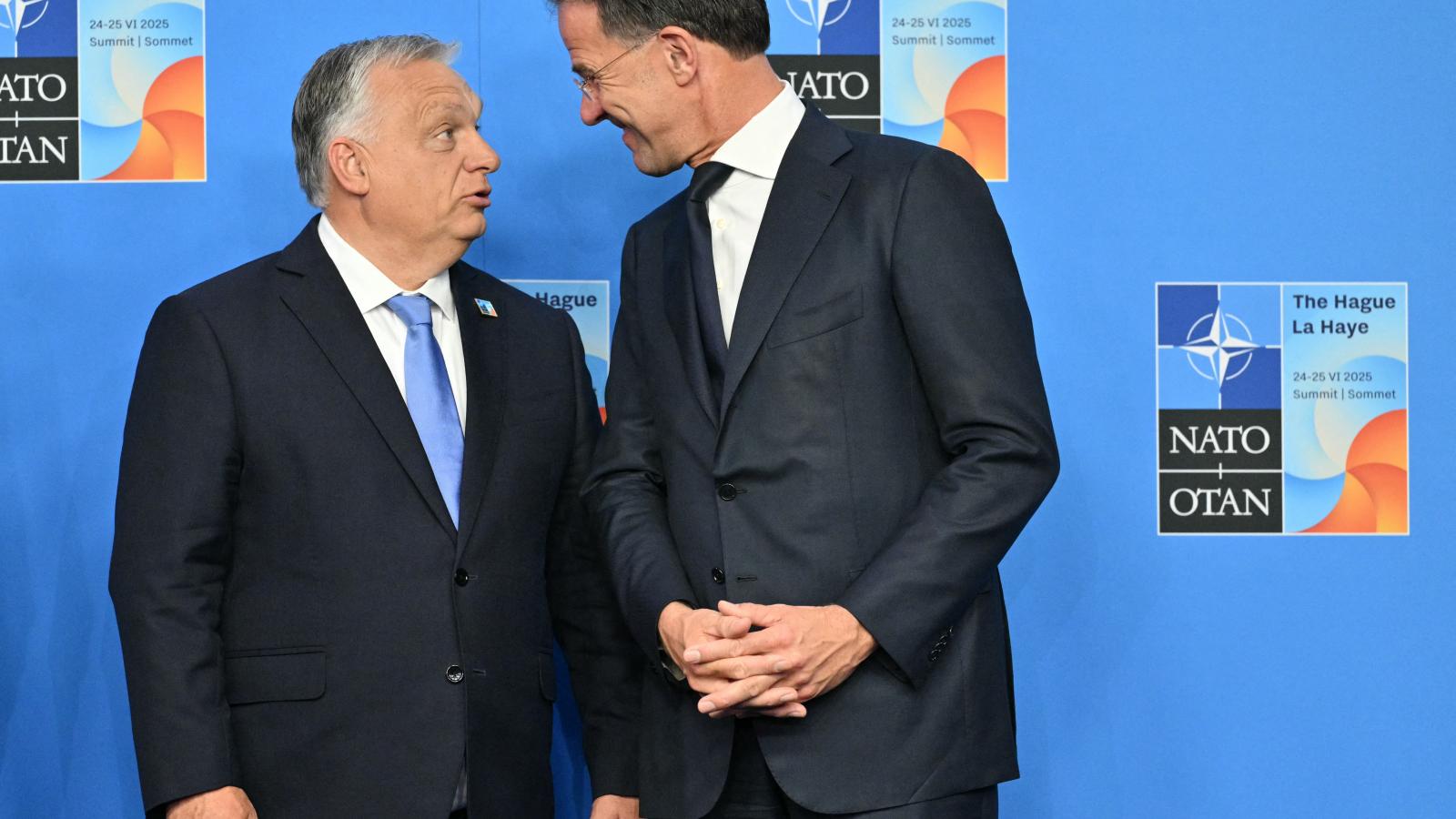 Orbán Viktor Mark Rutte NATO-főtitkárral a hágai csúcstalálkozón