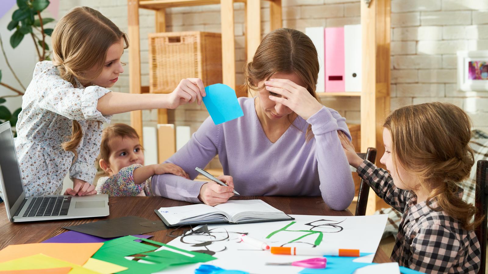 A nyári szünetben aránytalanul sok terhet kell cipelniük az édesanyáknak
