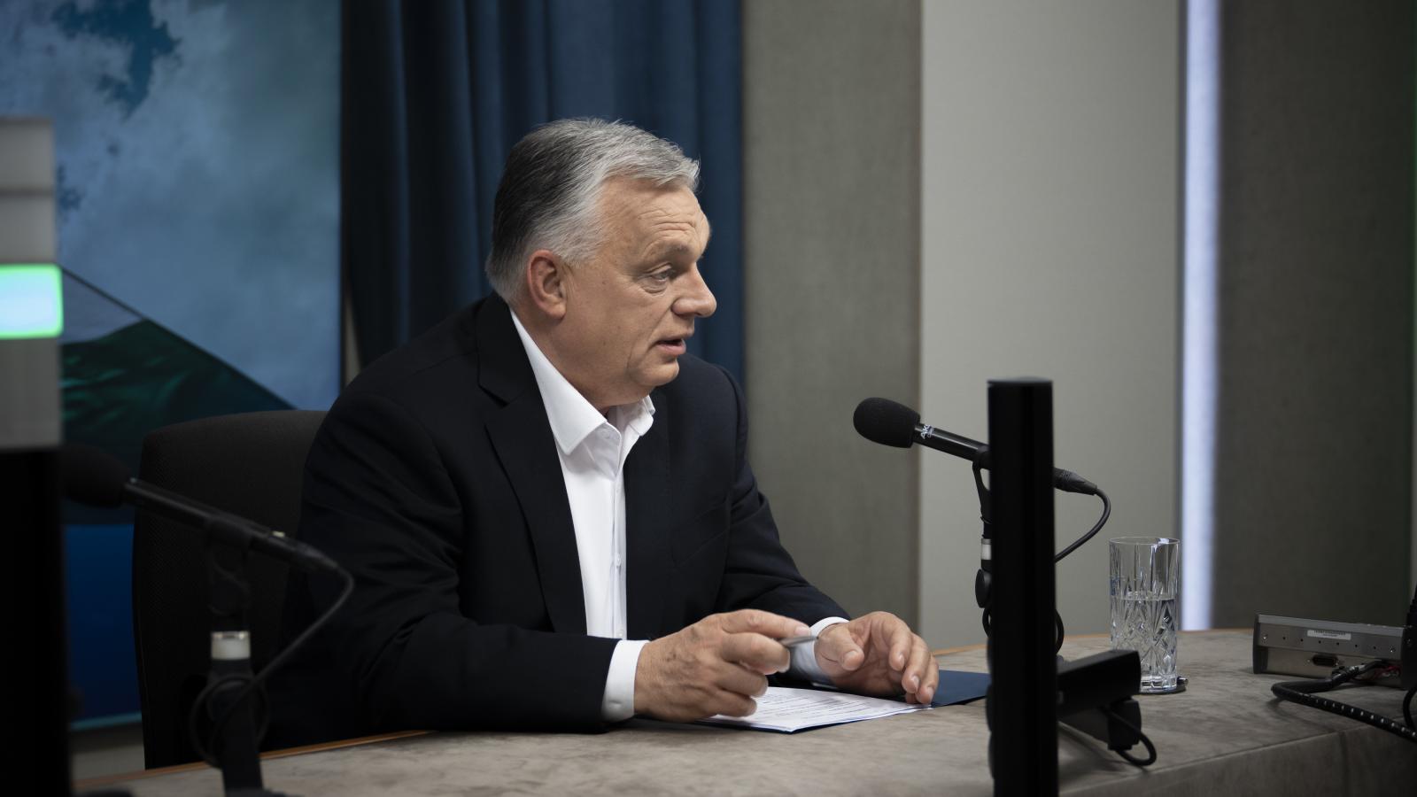 Orbán Viktor miniszterelnök interjút ad a Kossuth rádió stúdiójában 2025. április 25-én