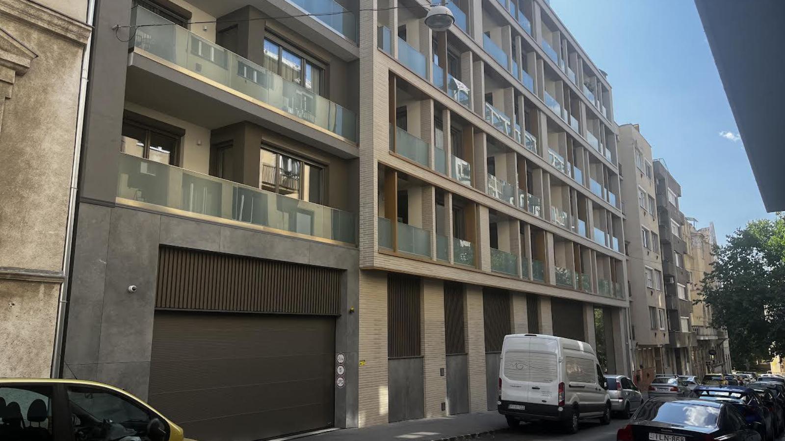 A Gellérthegy utcai épület, amiben a lakás található