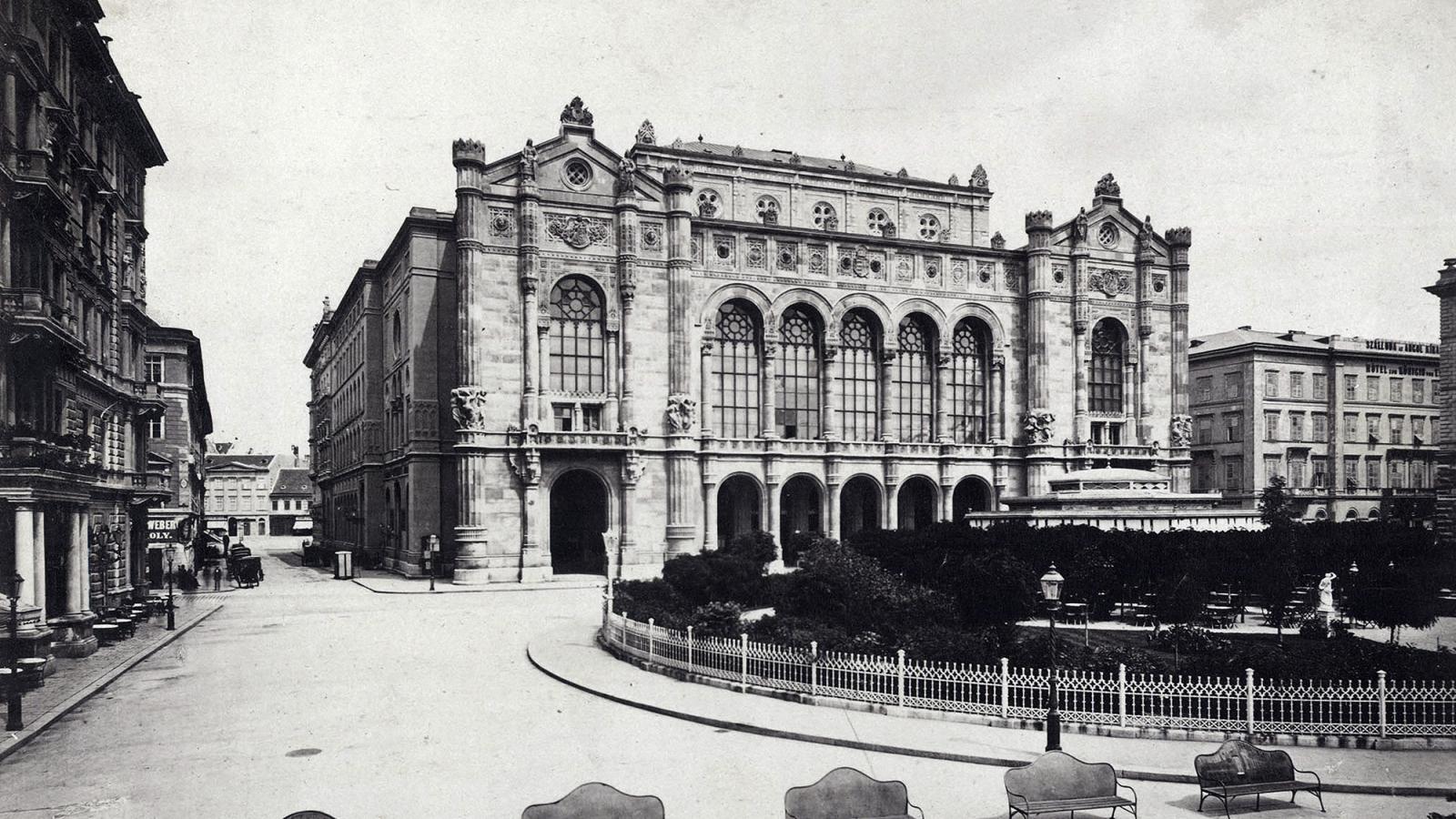 A Vigadó előtti kioszkból kinőtt legendás
parkkávéház, a Hangli 1877 körül