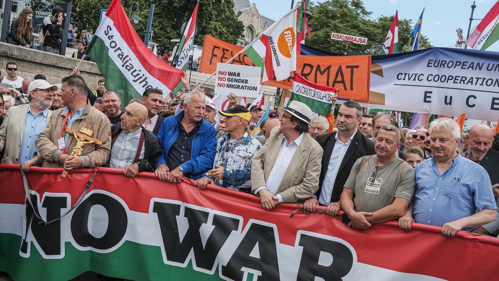 A CÖF békementén
– az
élen fároszok, a
nemzet intellektuális
és morális
jellemóriásai