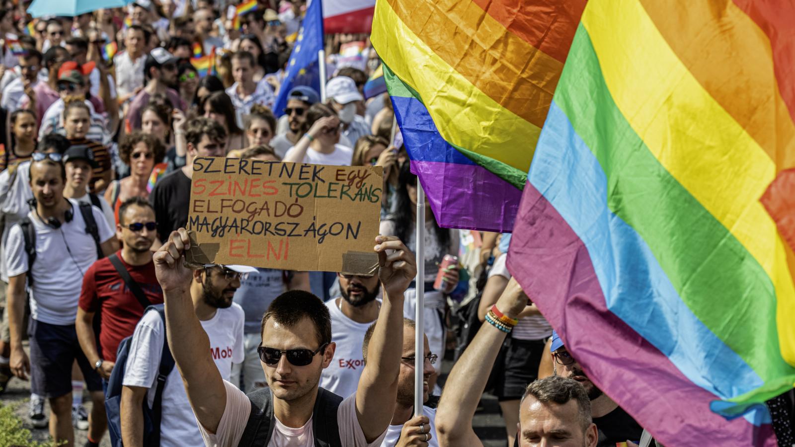 Több tízezren állnak ki ma a jogaikért a fővárosban