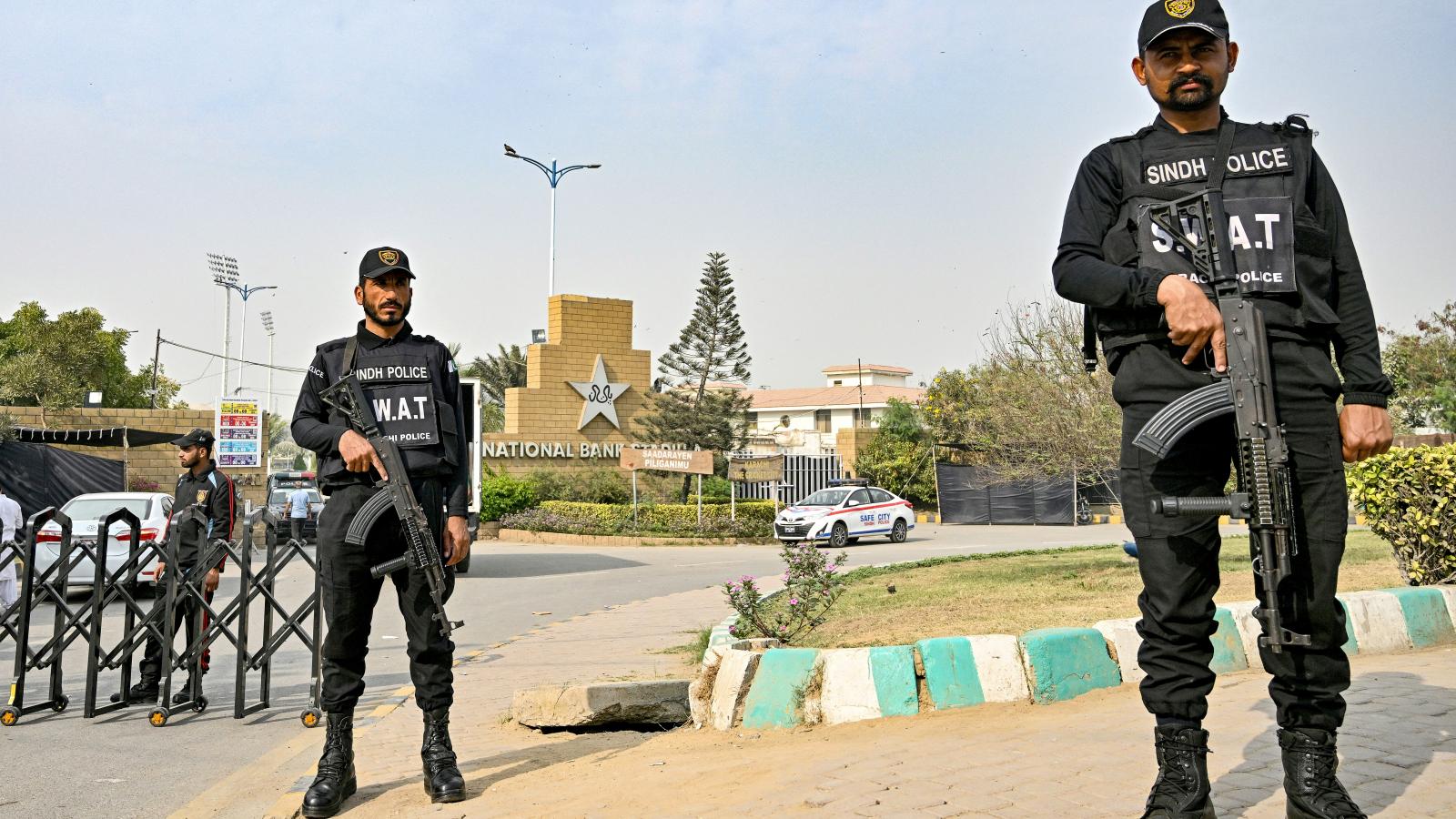 Pakisztáni kommandósok őrködnek a karacsi Nemzeti Stadion előtt 2025. február 17-én.