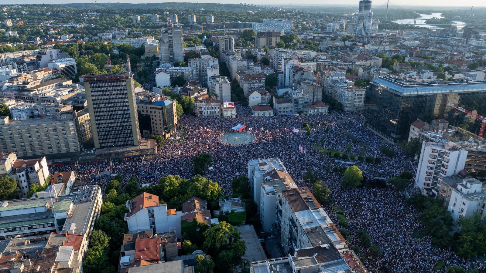 Tüntetők Belgrád központjában 2025. június 28-án