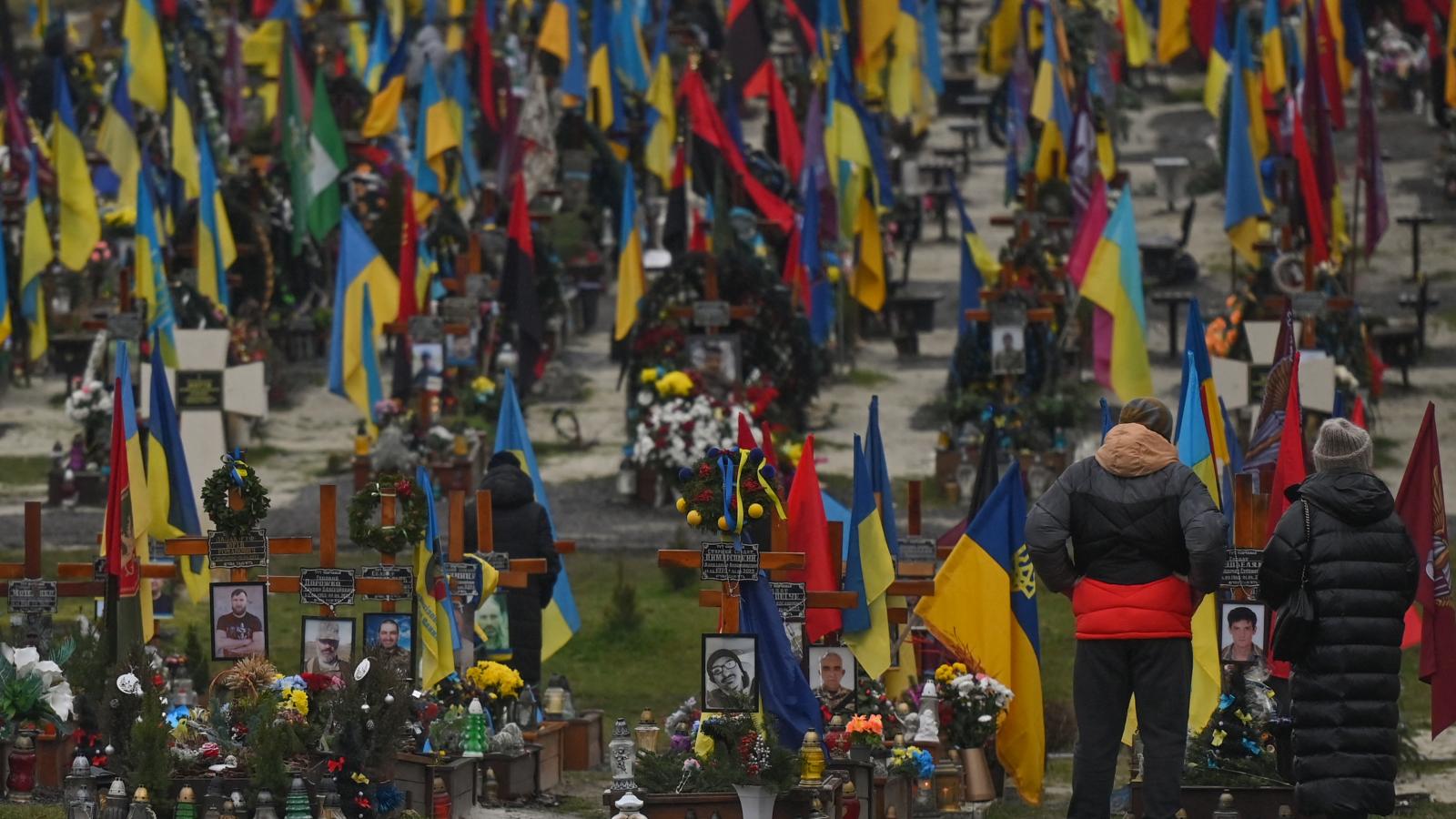 Az orosz-ukrán háborúban elesett ukrán katonák sírjai Lviv-ben